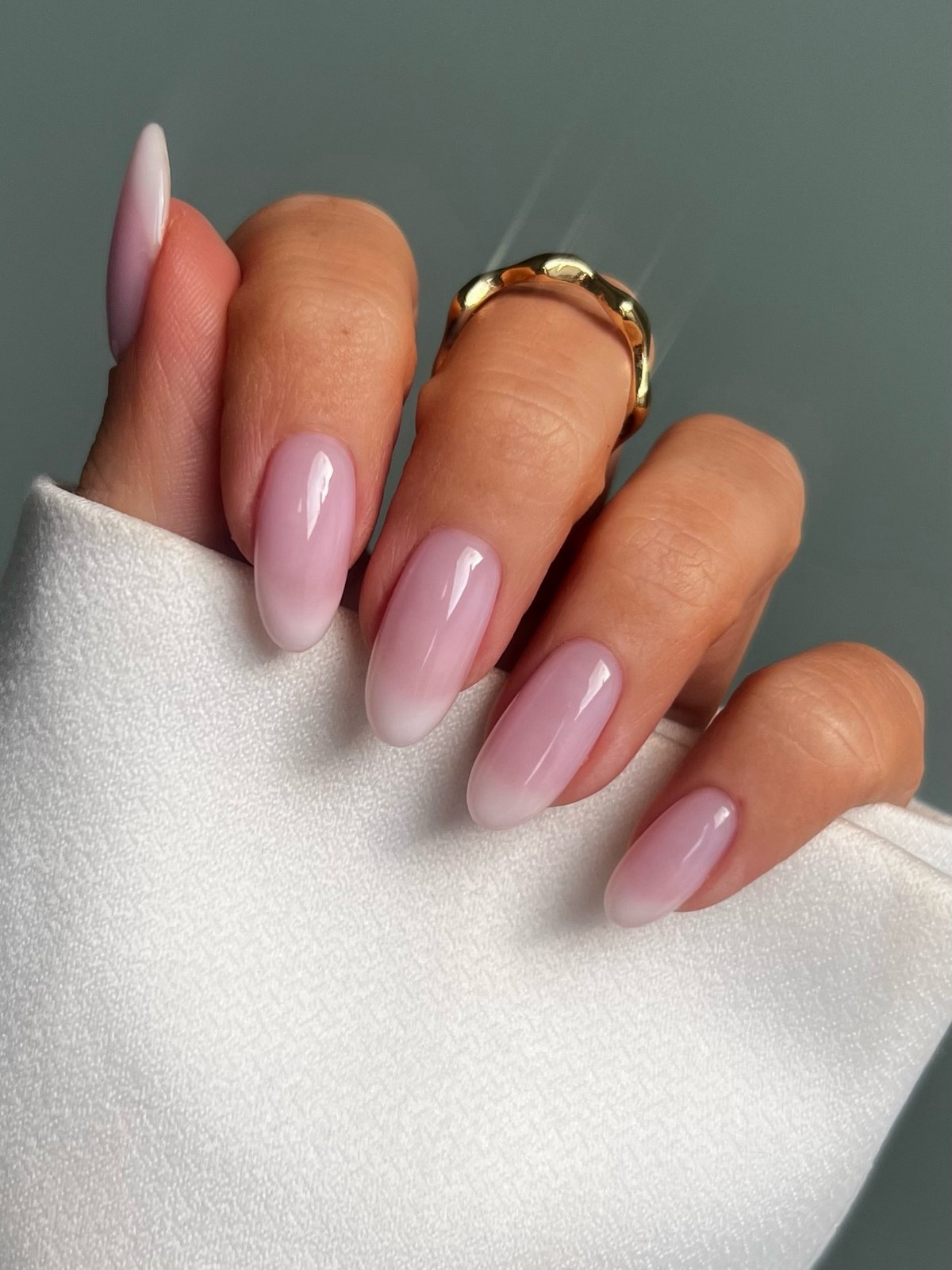 Этот эффект в маникюре делает руки ухоженными — но его почти не видно