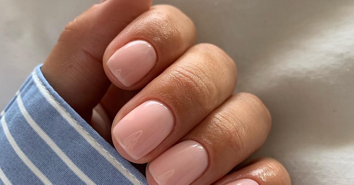 Этот оттенок на ногтях освежает руки сильнее нюда