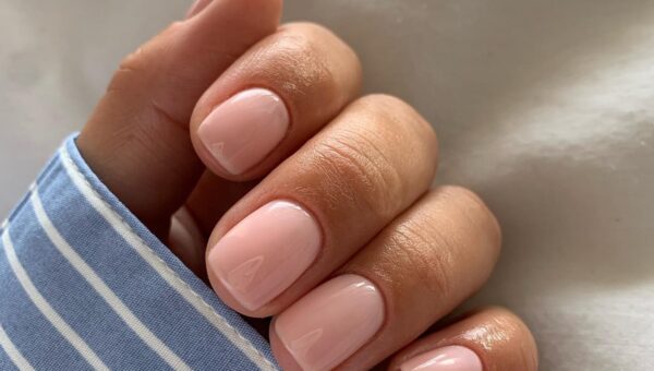 Этот оттенок на ногтях освежает руки сильнее нюда