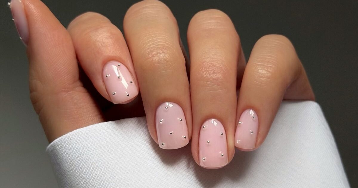 Светлые оттенки на ногтях: мягкий вариант без перегруза