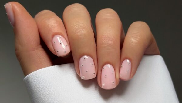 Светлые оттенки на ногтях: мягкий вариант без перегруза