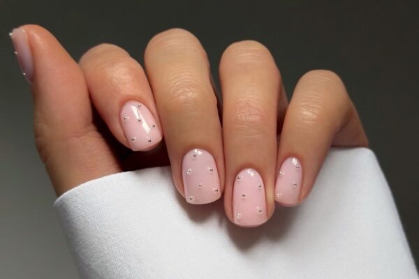 Светлые оттенки на ногтях: мягкий вариант без перегруза