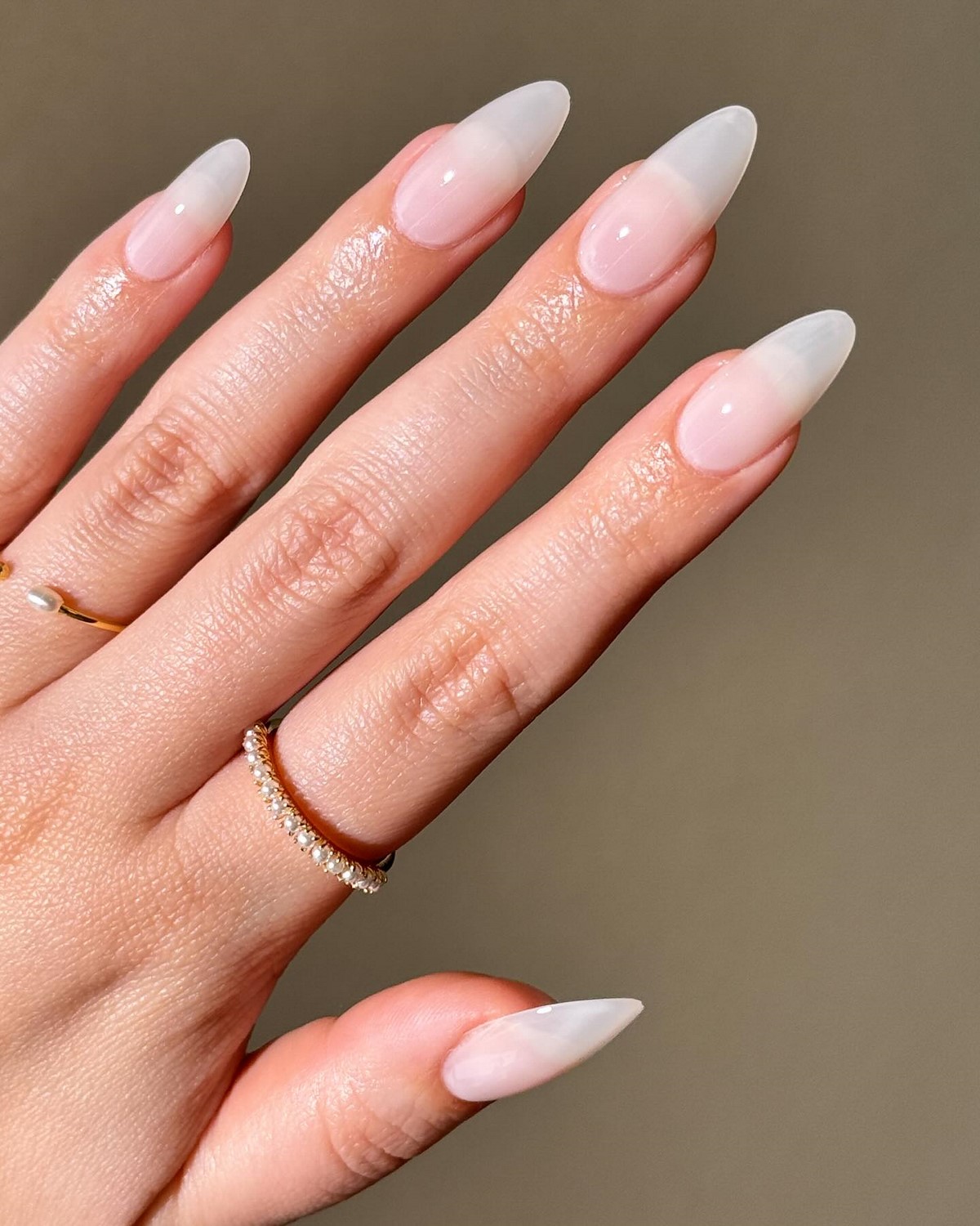 Этот эффект в маникюре делает руки ухоженными — но его почти не видно