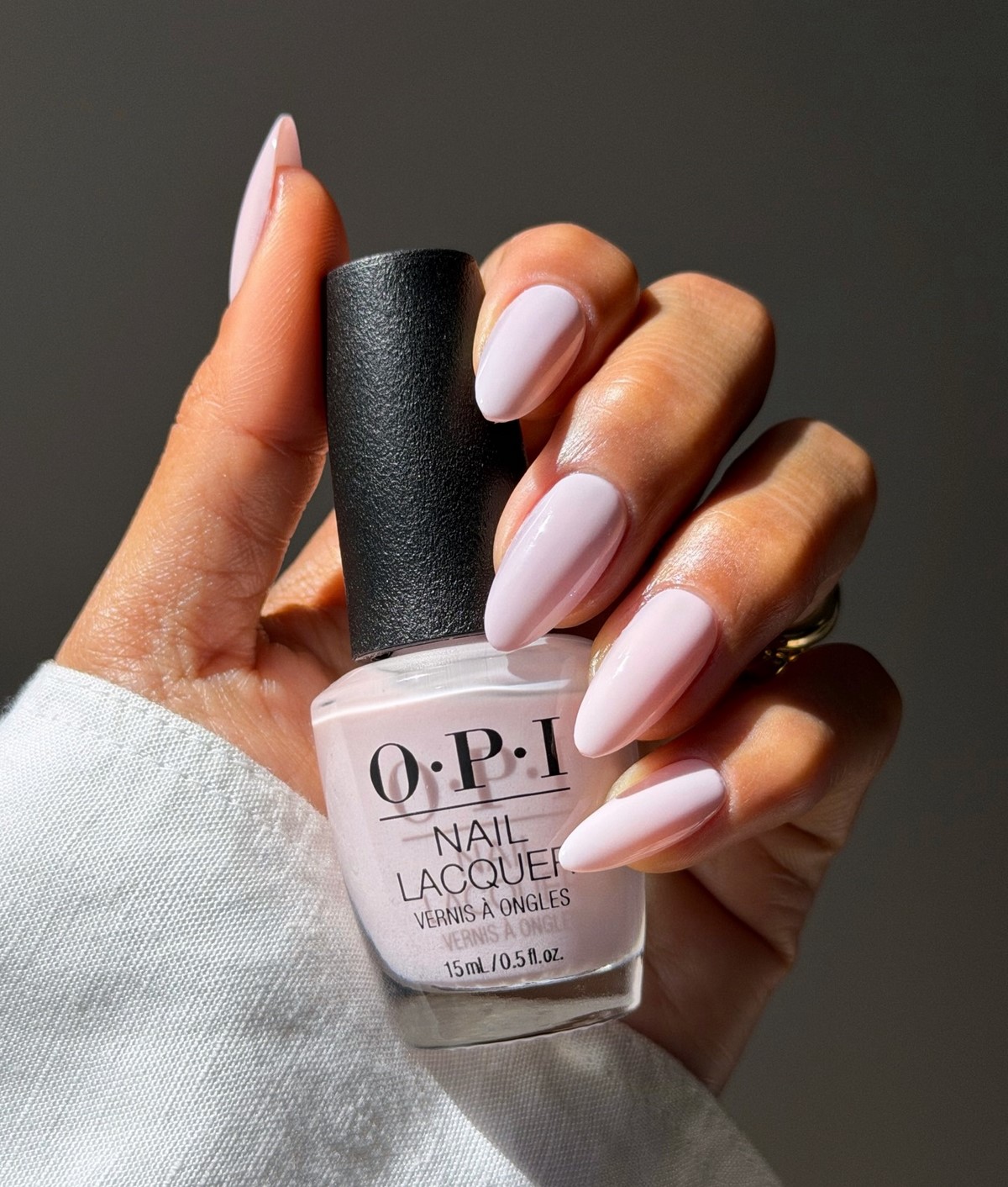 Этот оттенок на ногтях освежает руки сильнее нюда