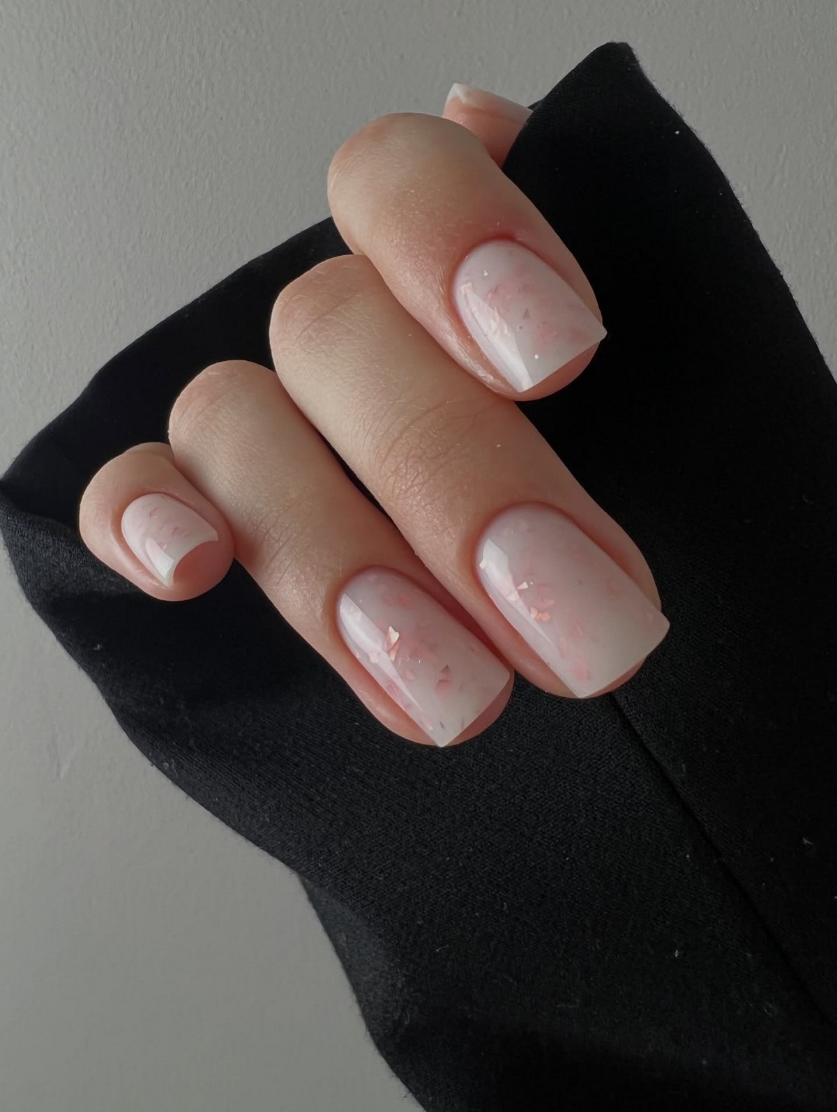 Маникюр без плотного покрытия: легкий эффект на ногтях