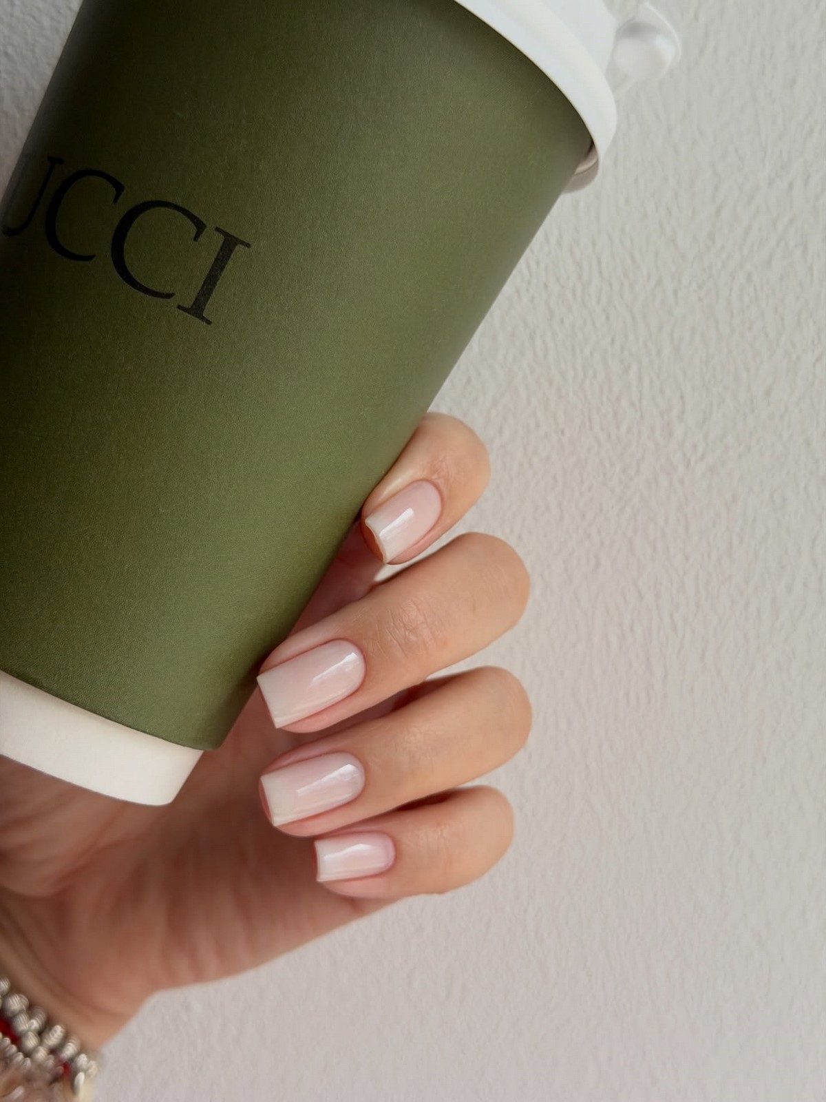 Маникюр без плотного покрытия: легкий эффект на ногтях