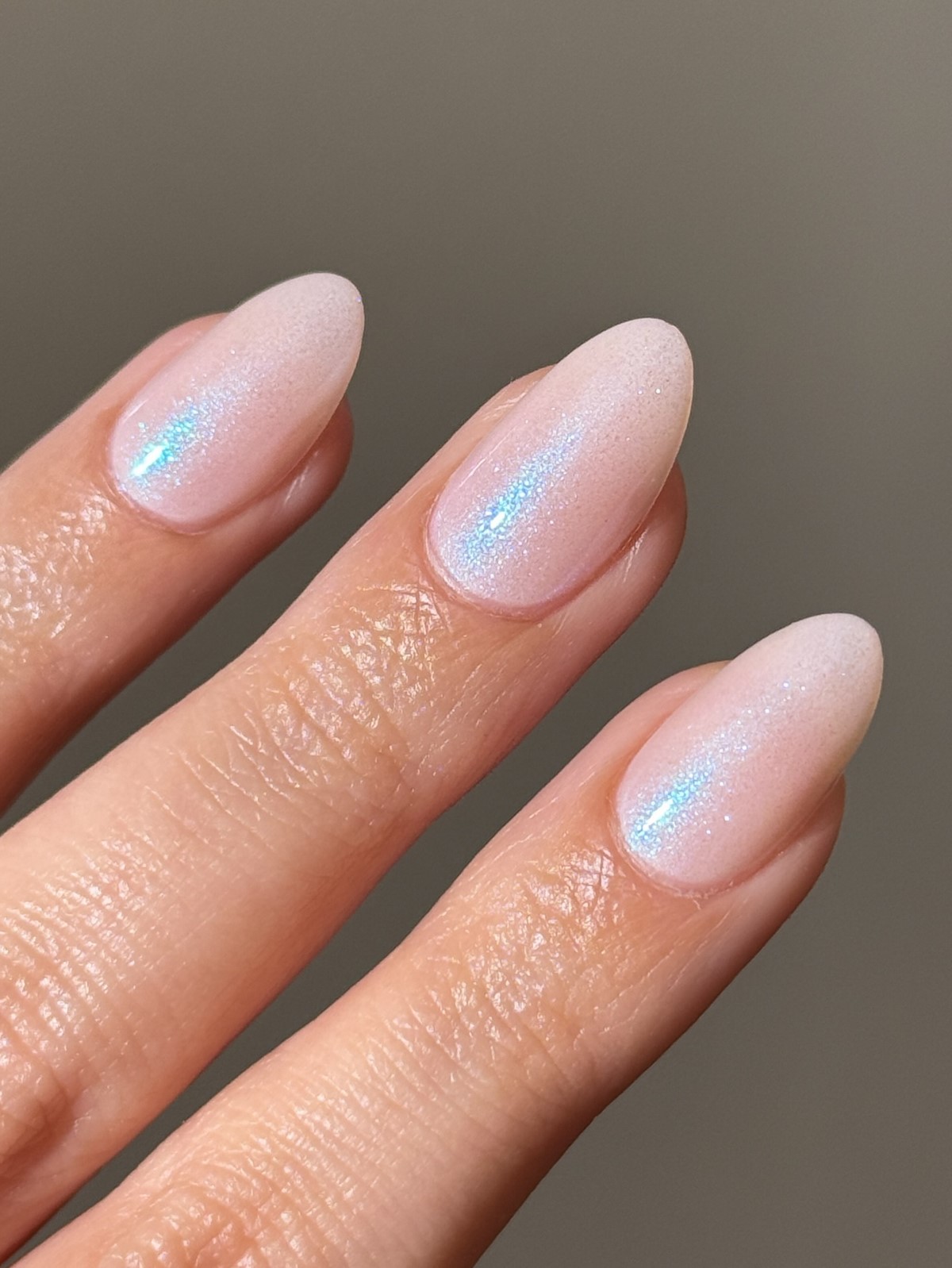 Маникюр с мягким блеском: альтернатива глянцу