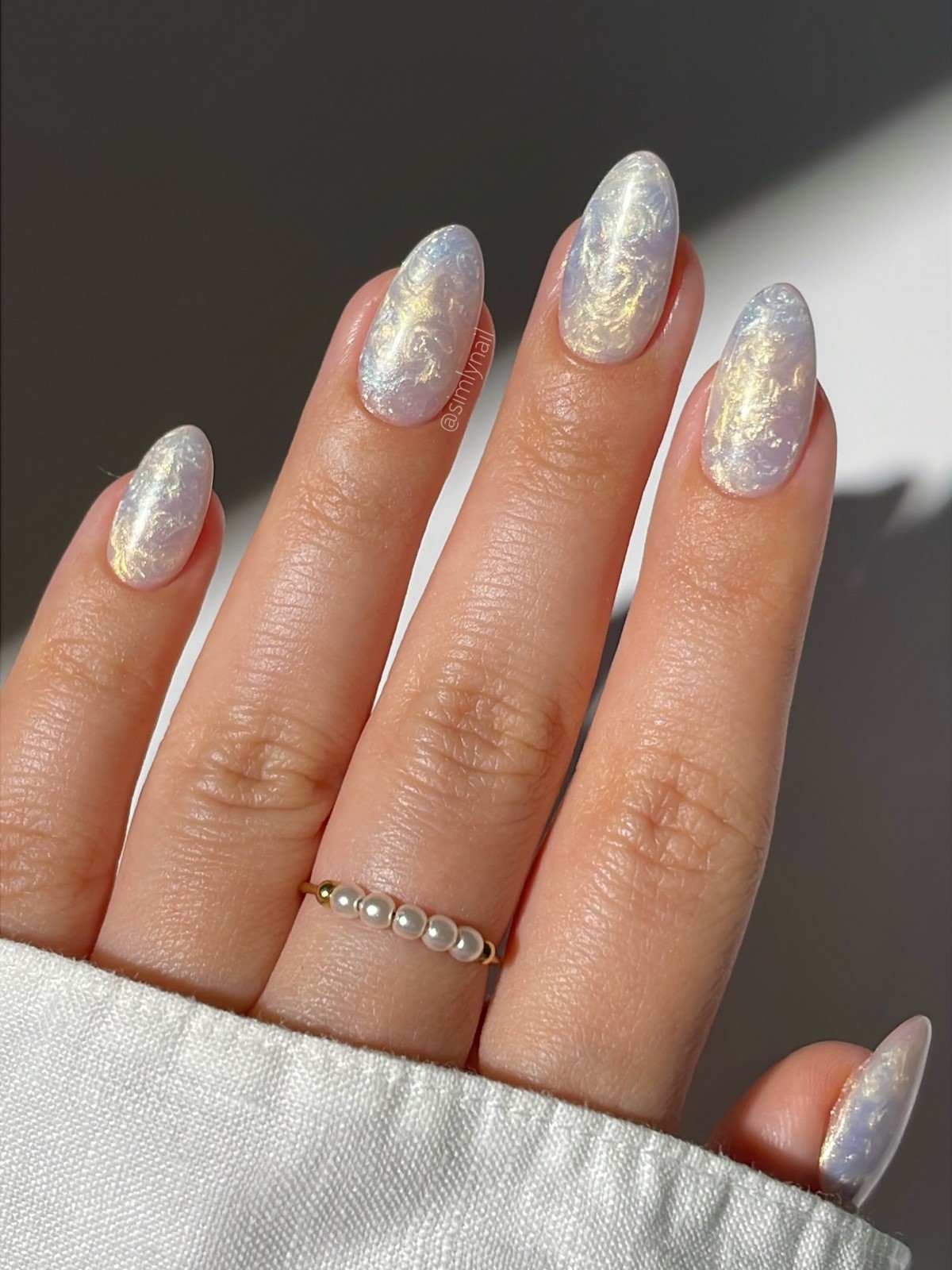 Светлые оттенки на ногтях: мягкий вариант без перегруза