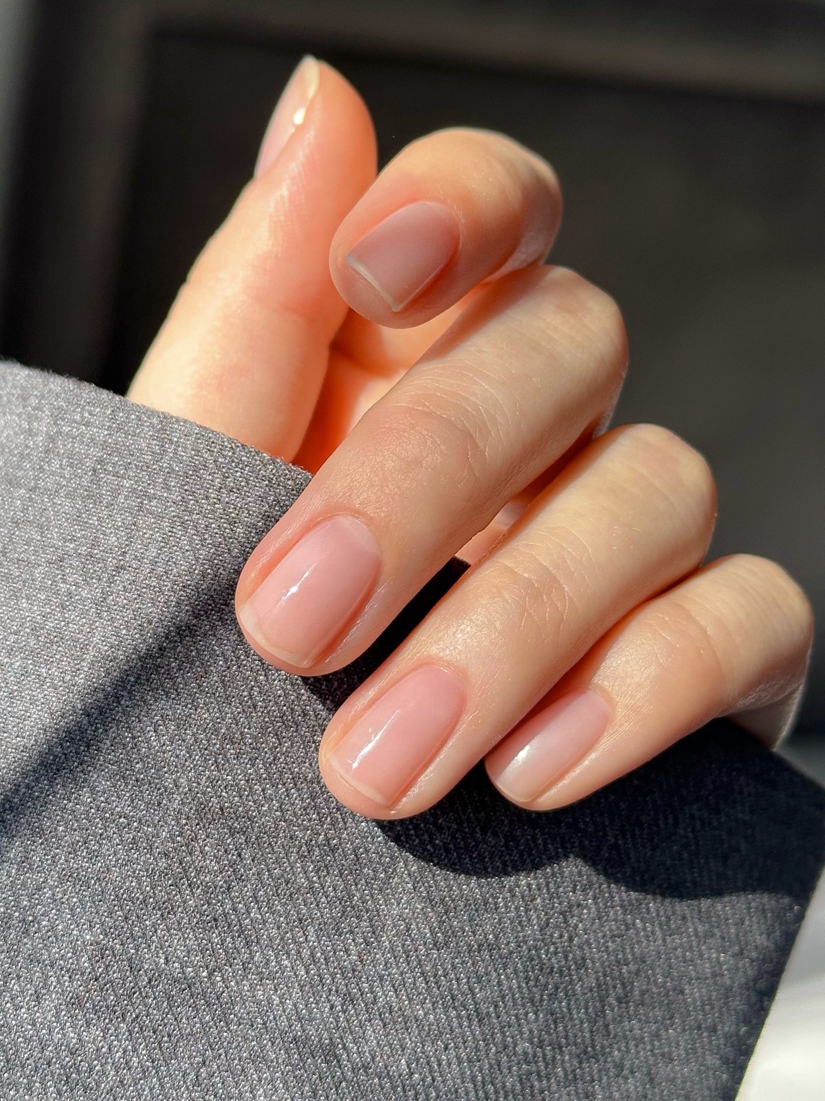 Этот эффект в маникюре делает руки ухоженными — но его почти не видно