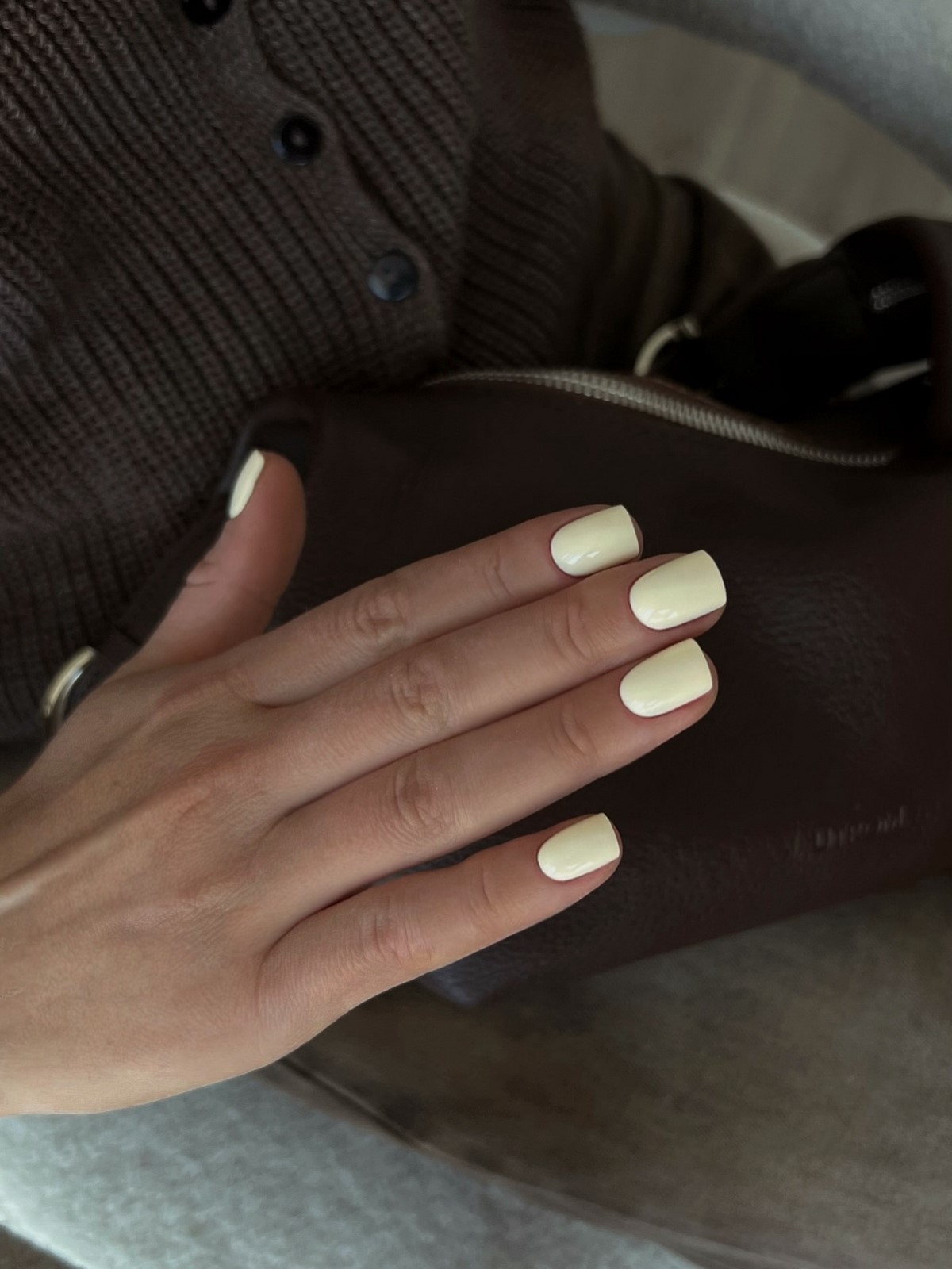 Этот оттенок на ногтях освежает руки сильнее нюда