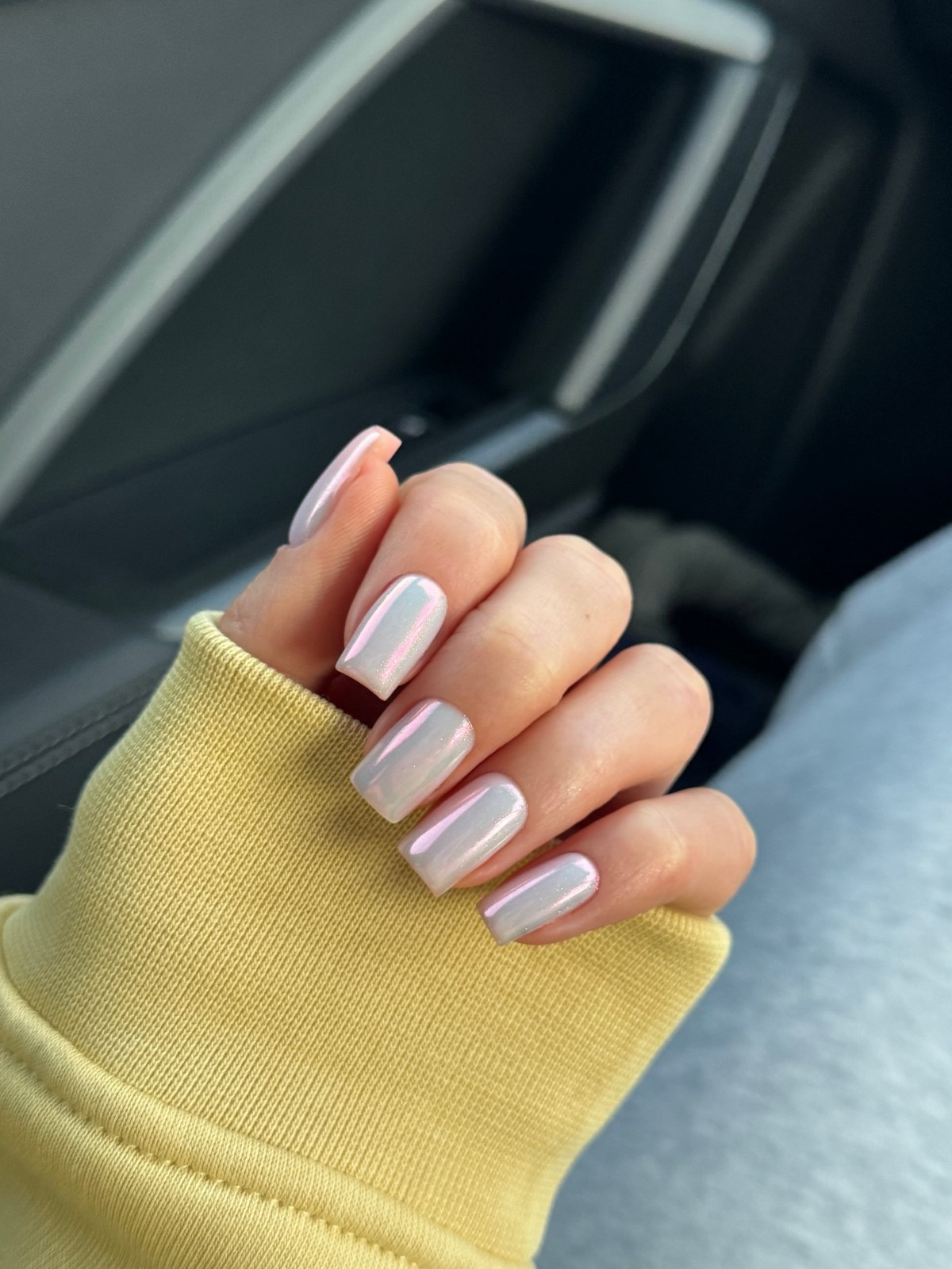 Светлые оттенки на ногтях: мягкий вариант без перегруза