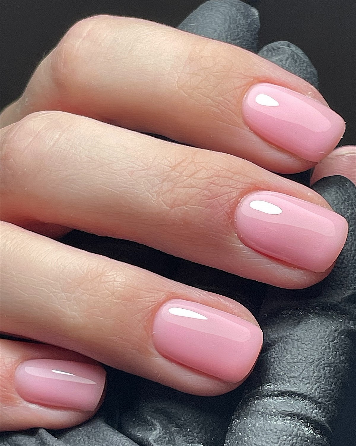 Аккуратный маникюр без дизайна: как выглядит сейчас