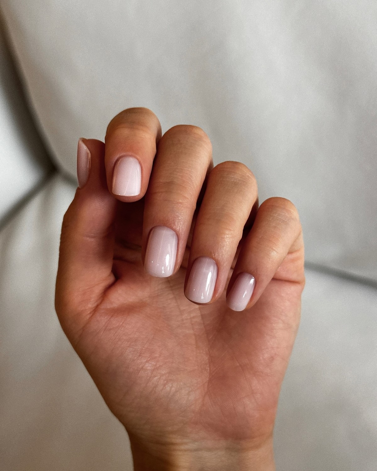 Этот эффект в маникюре делает руки ухоженными — но его почти не видно