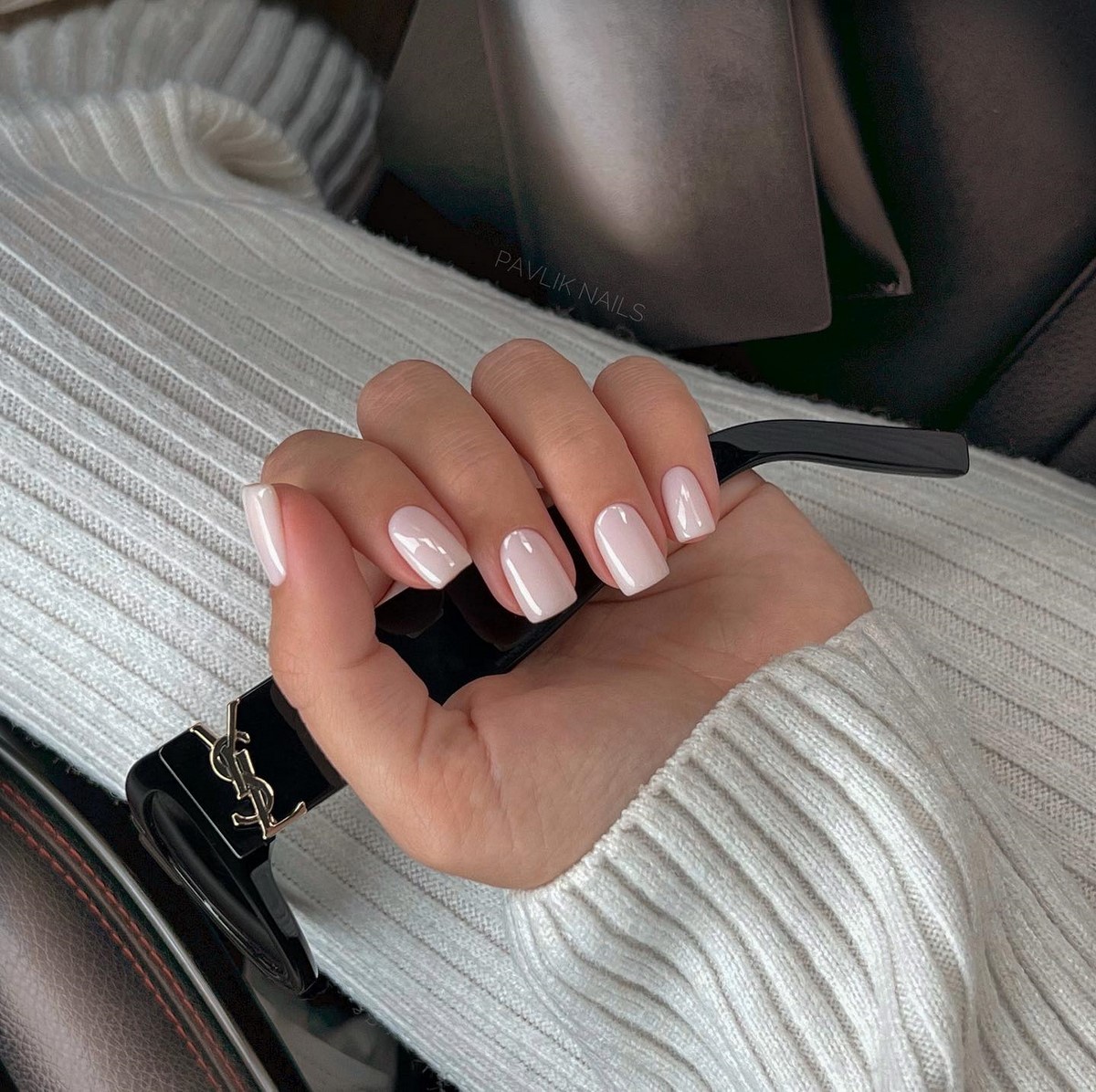 Этот оттенок на ногтях освежает руки сильнее нюда