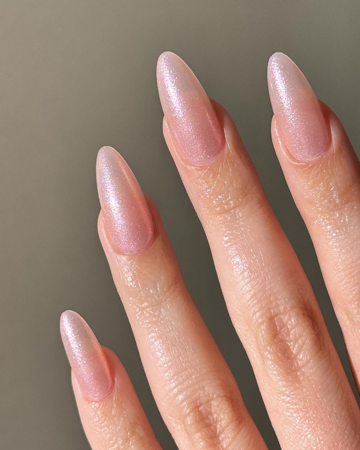 Этот эффект в маникюре делает руки ухоженными — но его почти не видно