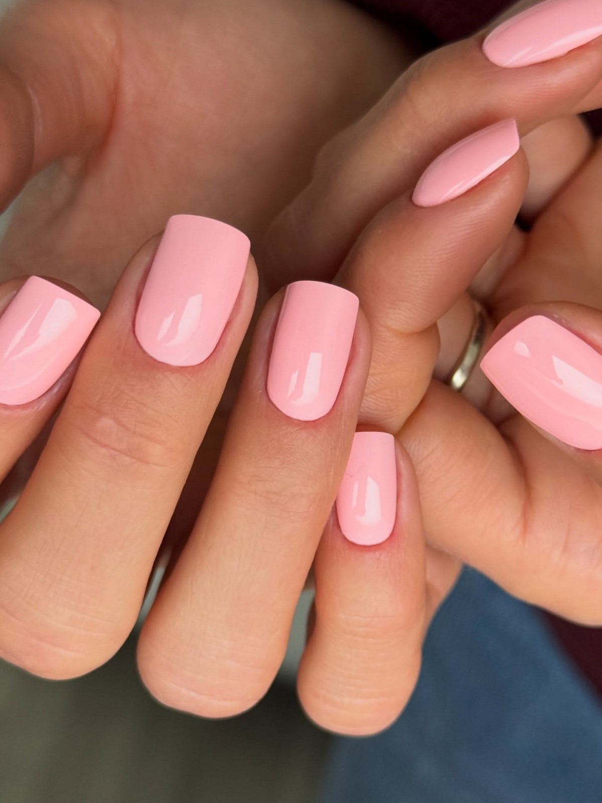 Этот оттенок на ногтях освежает руки сильнее нюда