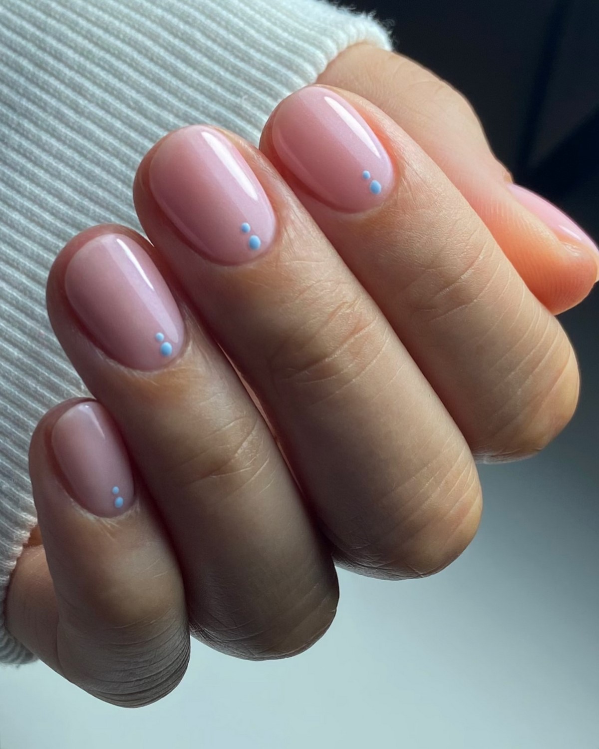 Маникюр без плотного покрытия: легкий эффект на ногтях