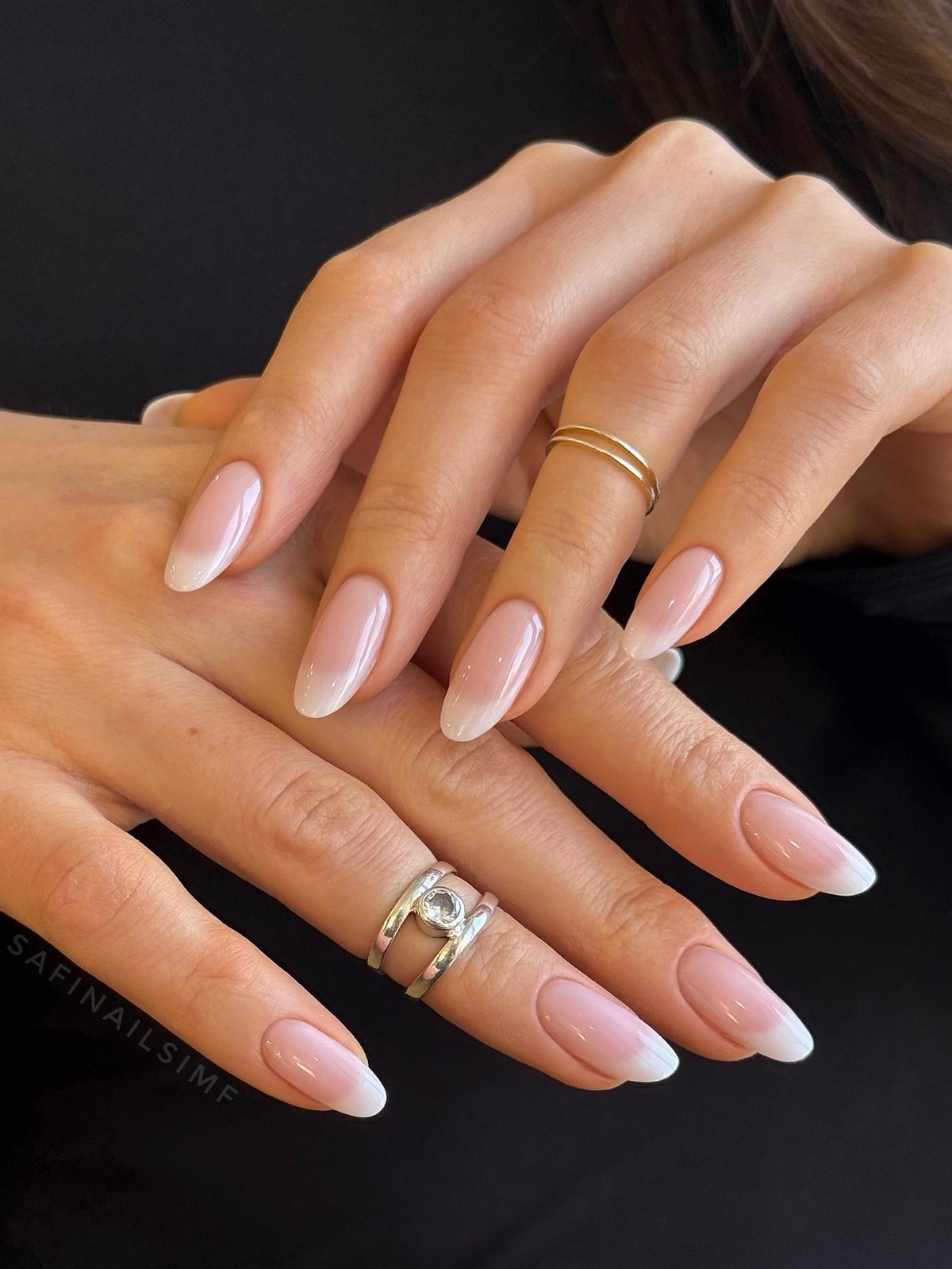 Светлые оттенки на ногтях: мягкий вариант без перегруза