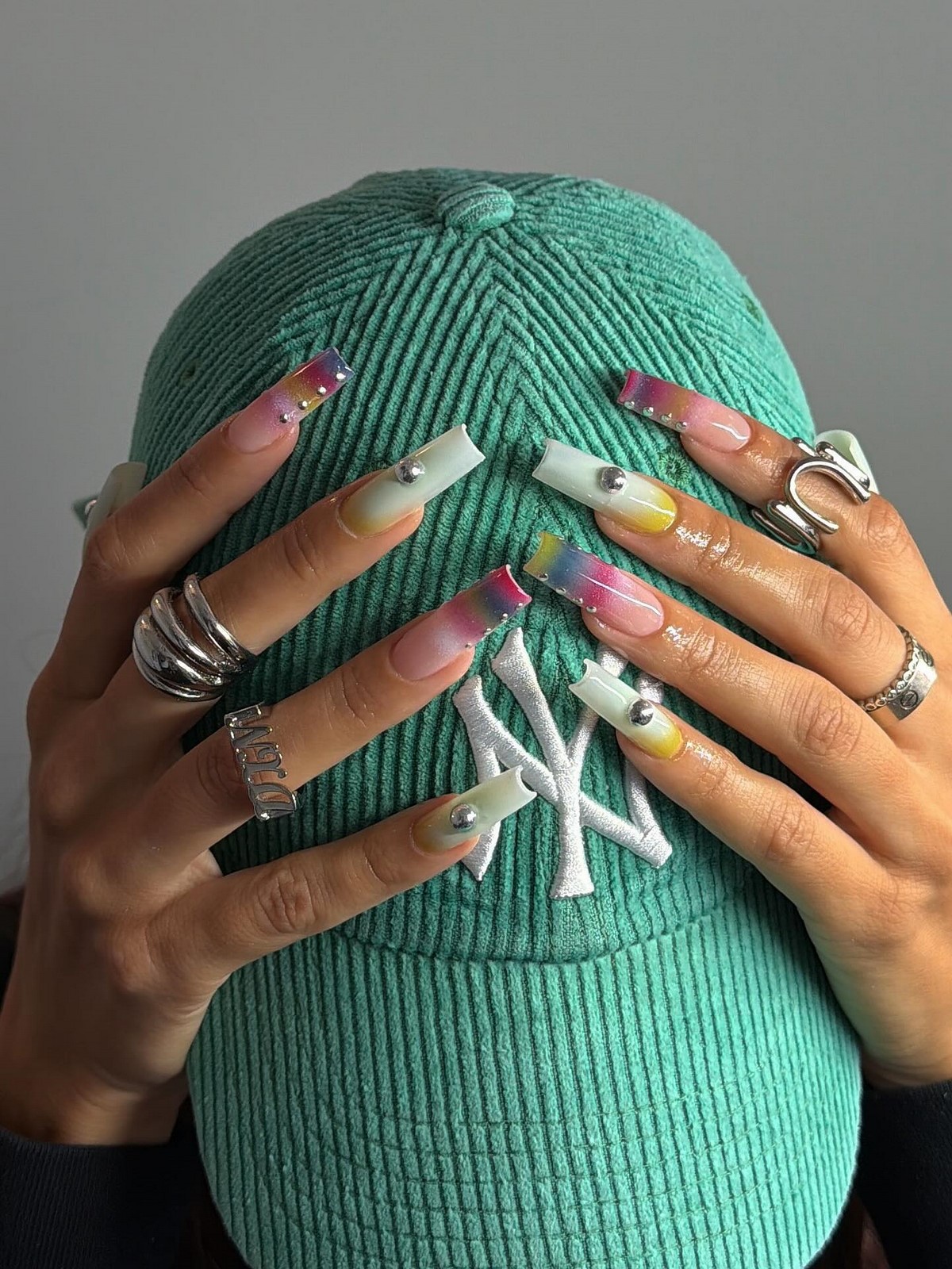 Что делает маникюр визуально неаккуратным