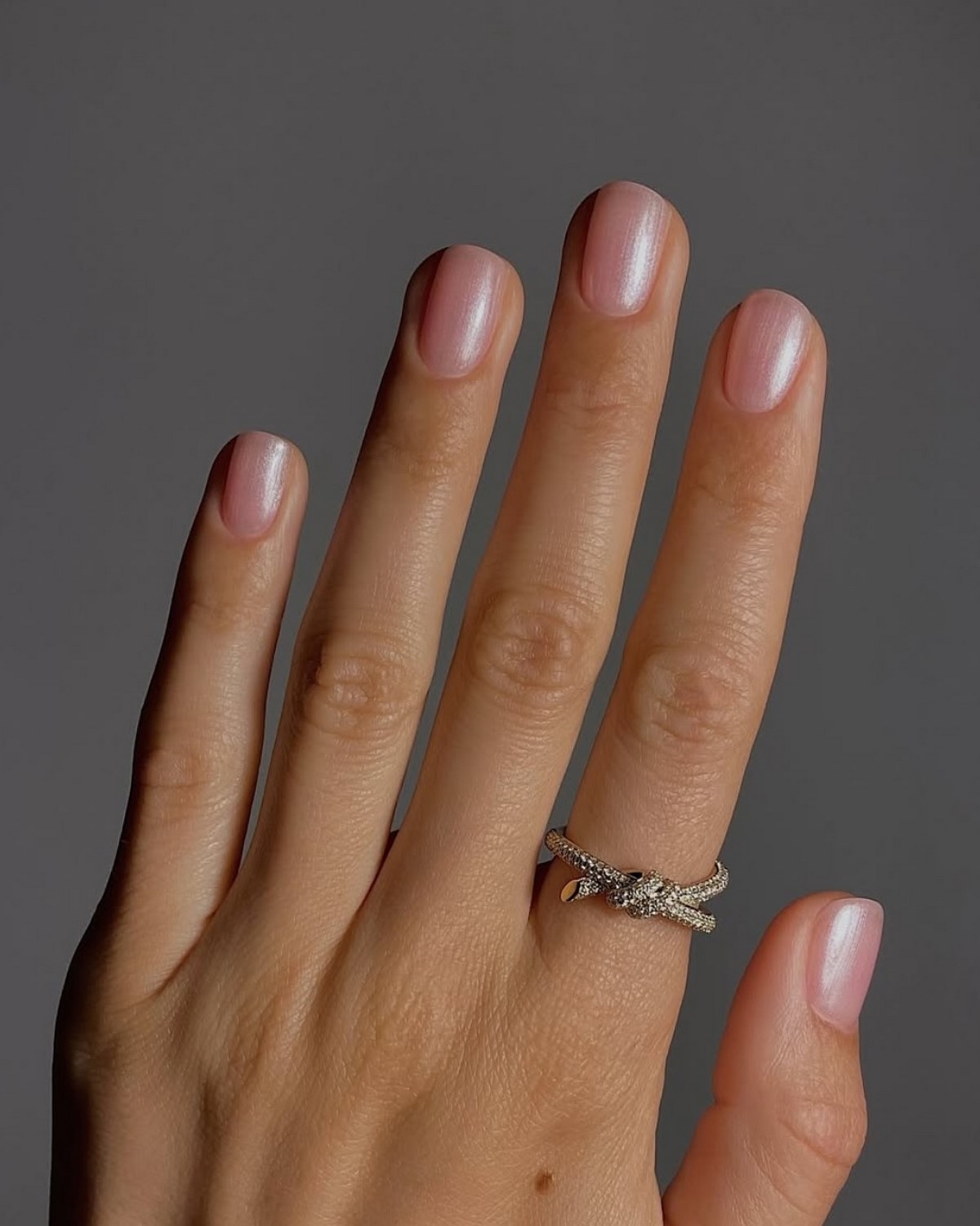 Этот эффект в маникюре делает руки ухоженными — но его почти не видно