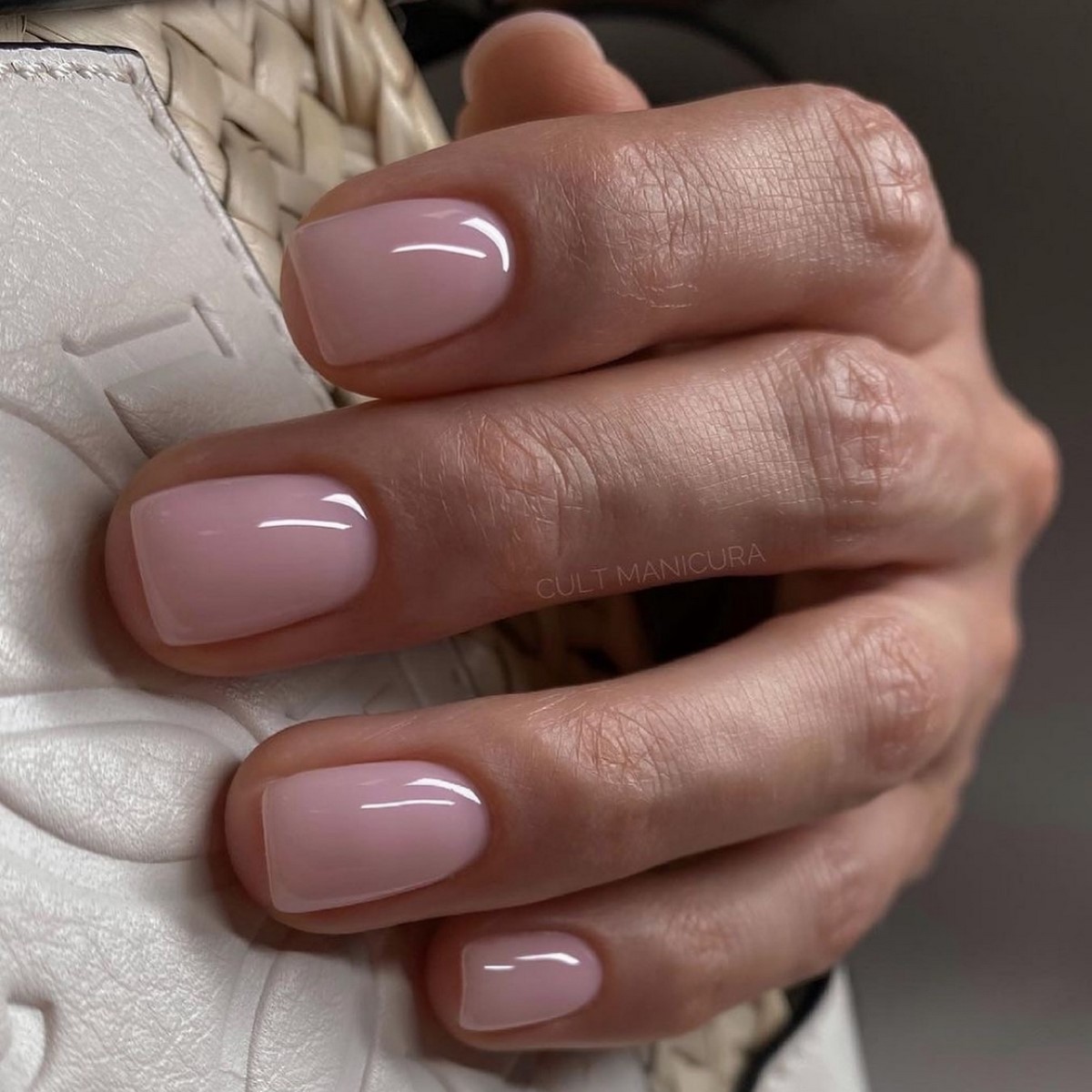 Этот оттенок на ногтях освежает руки сильнее нюда