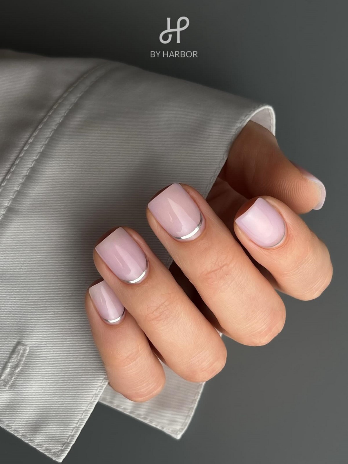 Светлые оттенки на ногтях: мягкий вариант без перегруза