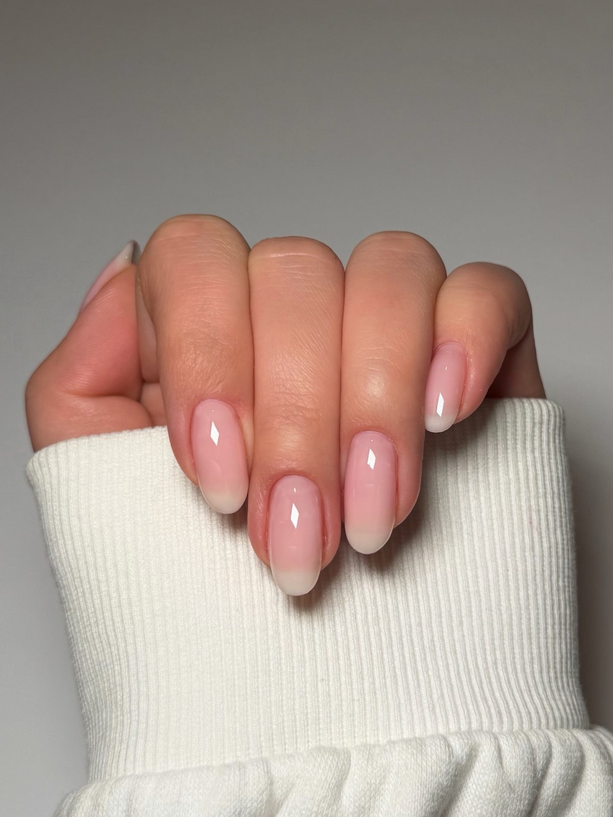 Этот эффект в маникюре делает руки ухоженными — но его почти не видно