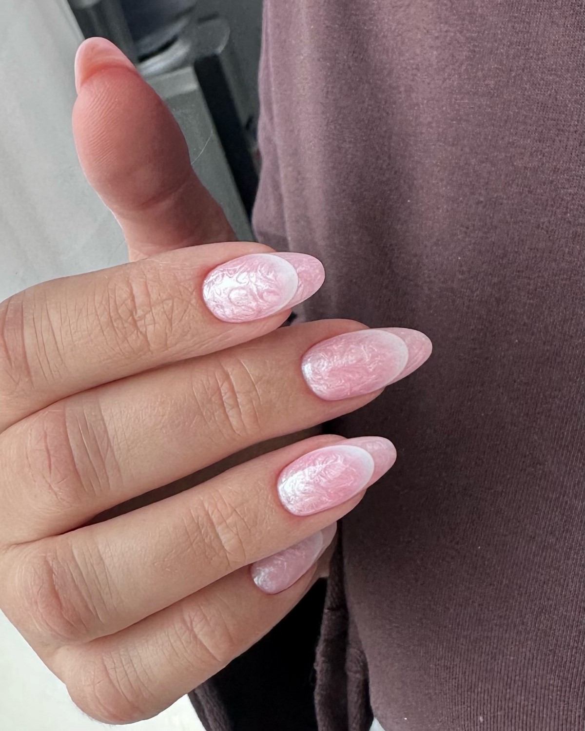 Этот оттенок на ногтях освежает руки сильнее нюда