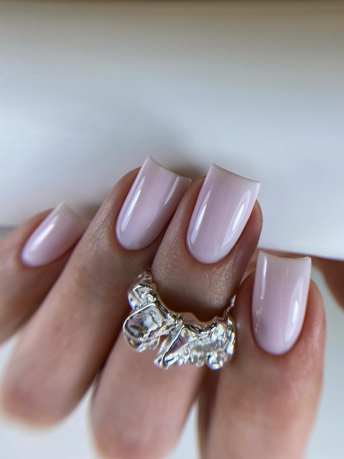 Маникюр без плотного покрытия: легкий эффект на ногтях