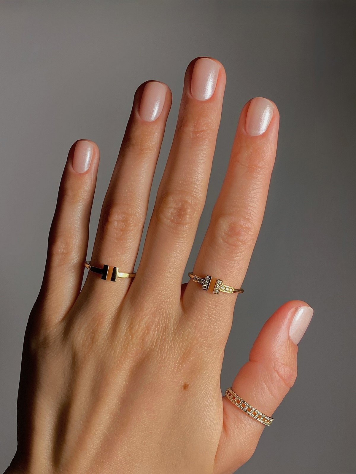 Светлые оттенки на ногтях: мягкий вариант без перегруза