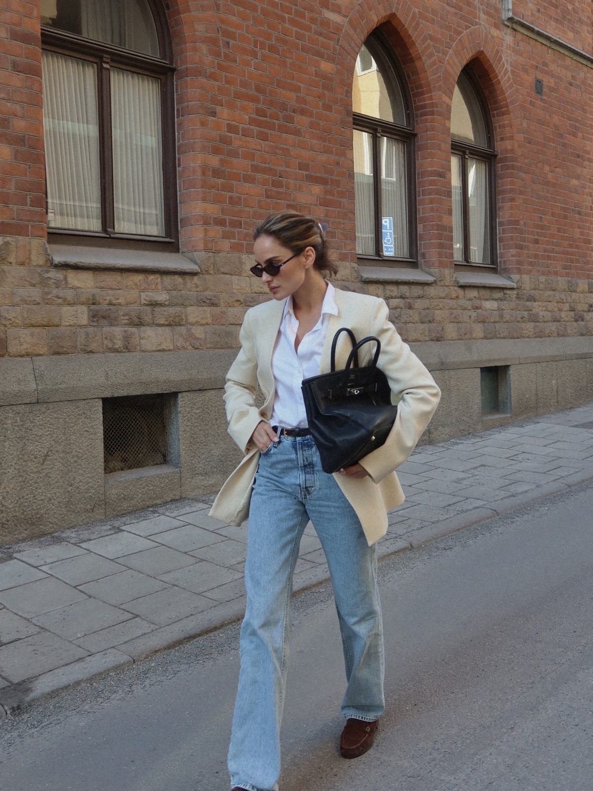 Вместо ярких деталей: спокойные акценты, которые делают образ чище