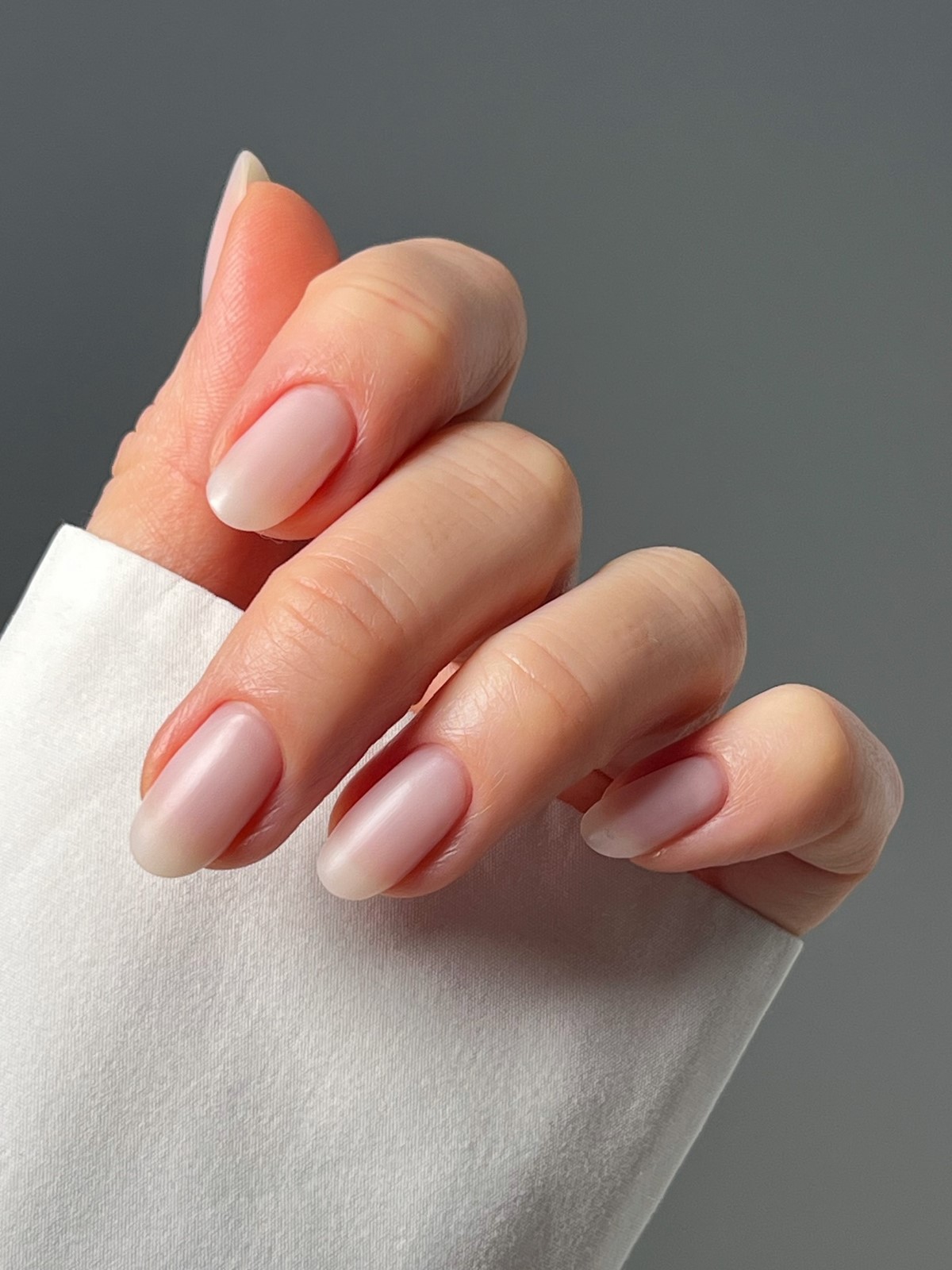 Этот эффект в маникюре делает руки ухоженными — но его почти не видно