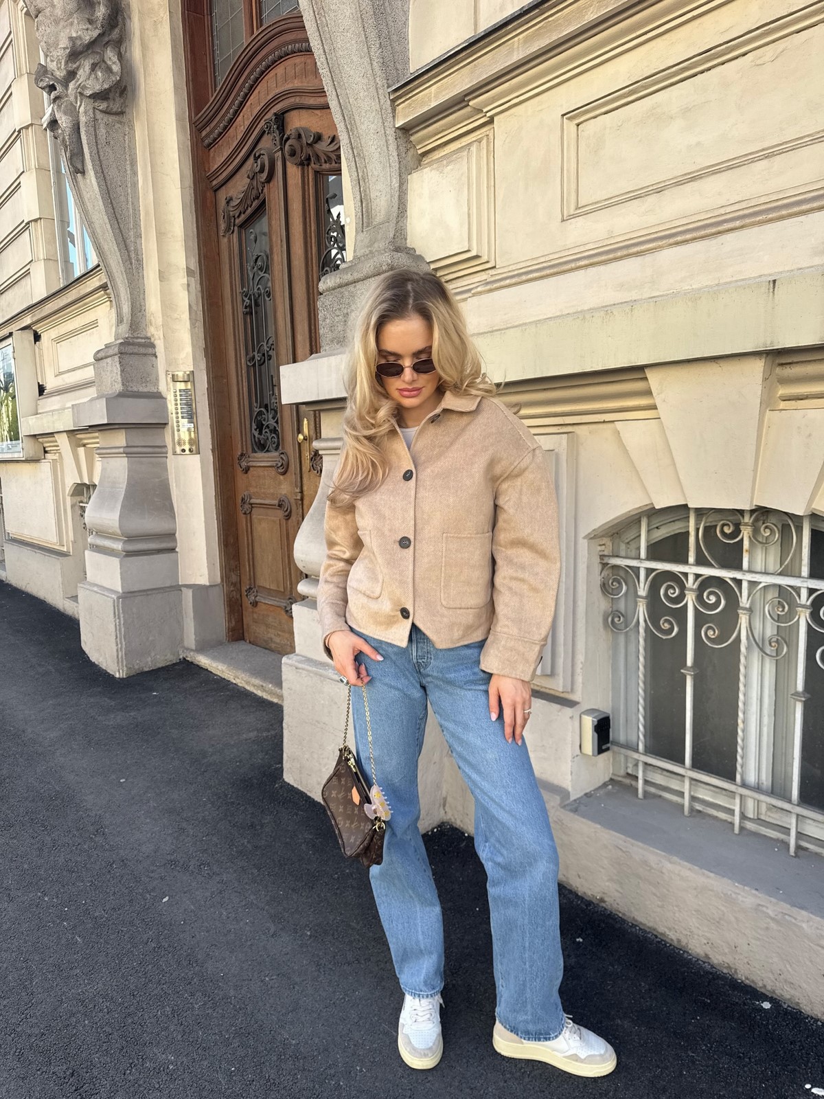 Простая одежда без лишних деталей: почему она выглядит аккуратнее