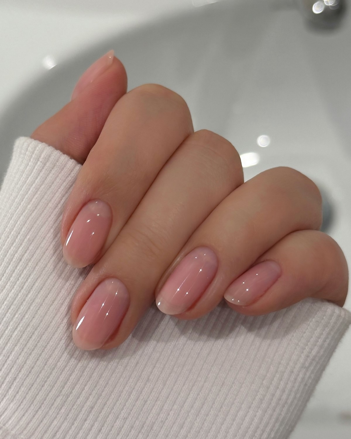 Аккуратный маникюр без дизайна: как выглядит сейчас