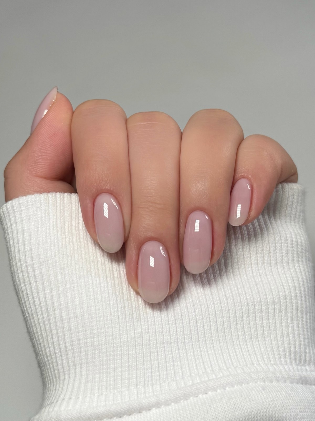 Аккуратный маникюр без дизайна: как выглядит сейчас