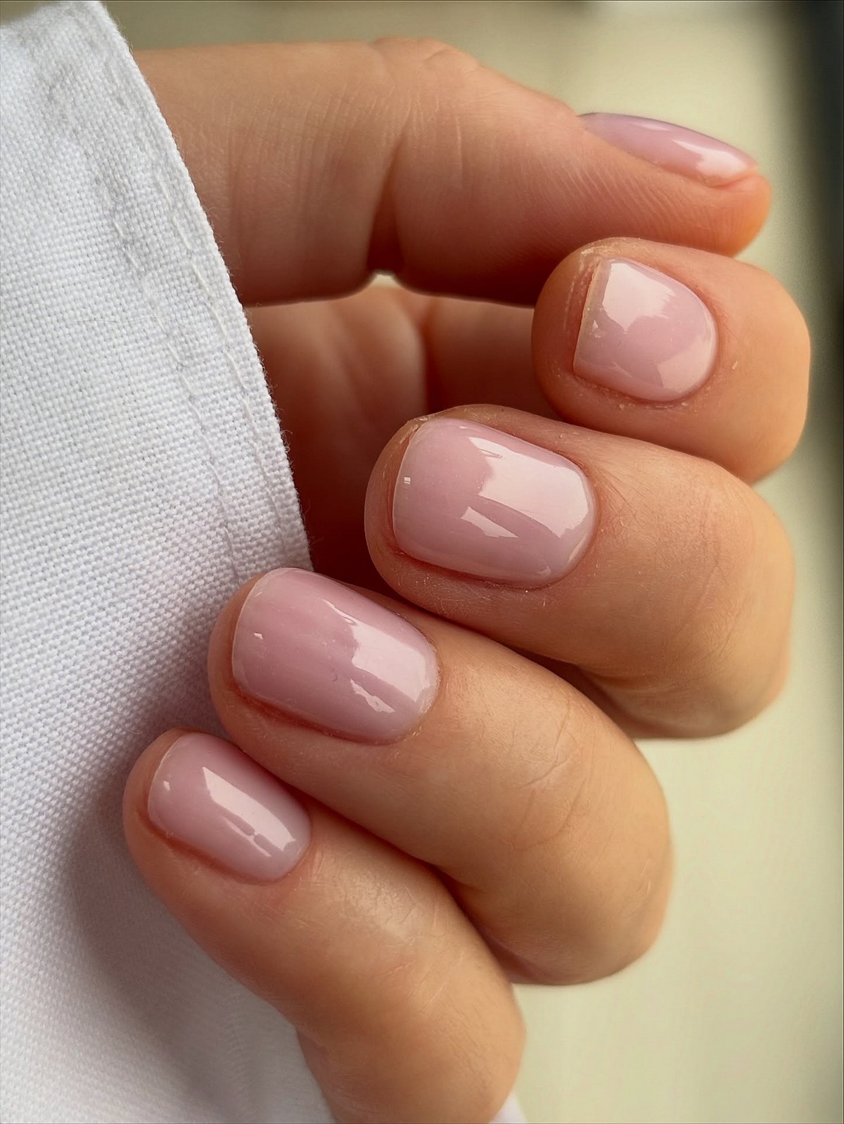 Аккуратный маникюр без дизайна: как выглядит сейчас