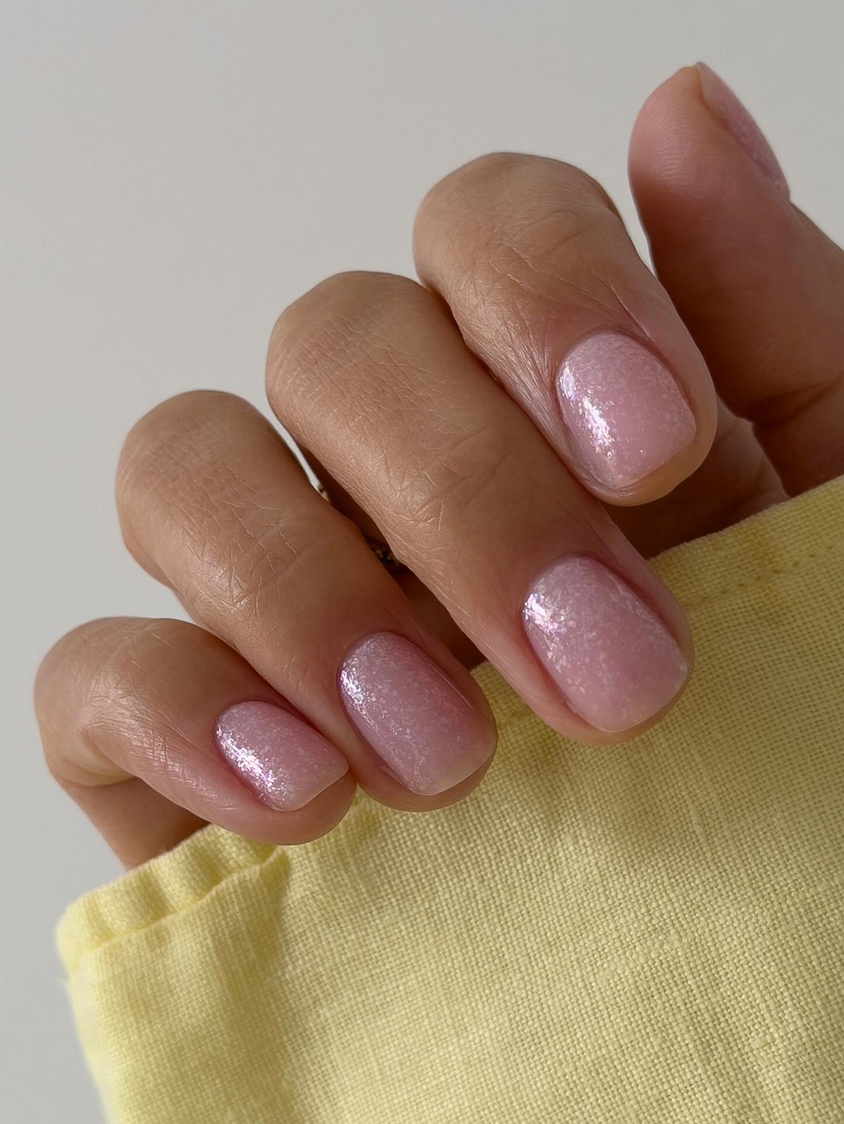 Аккуратный маникюр без дизайна: как выглядит сейчас