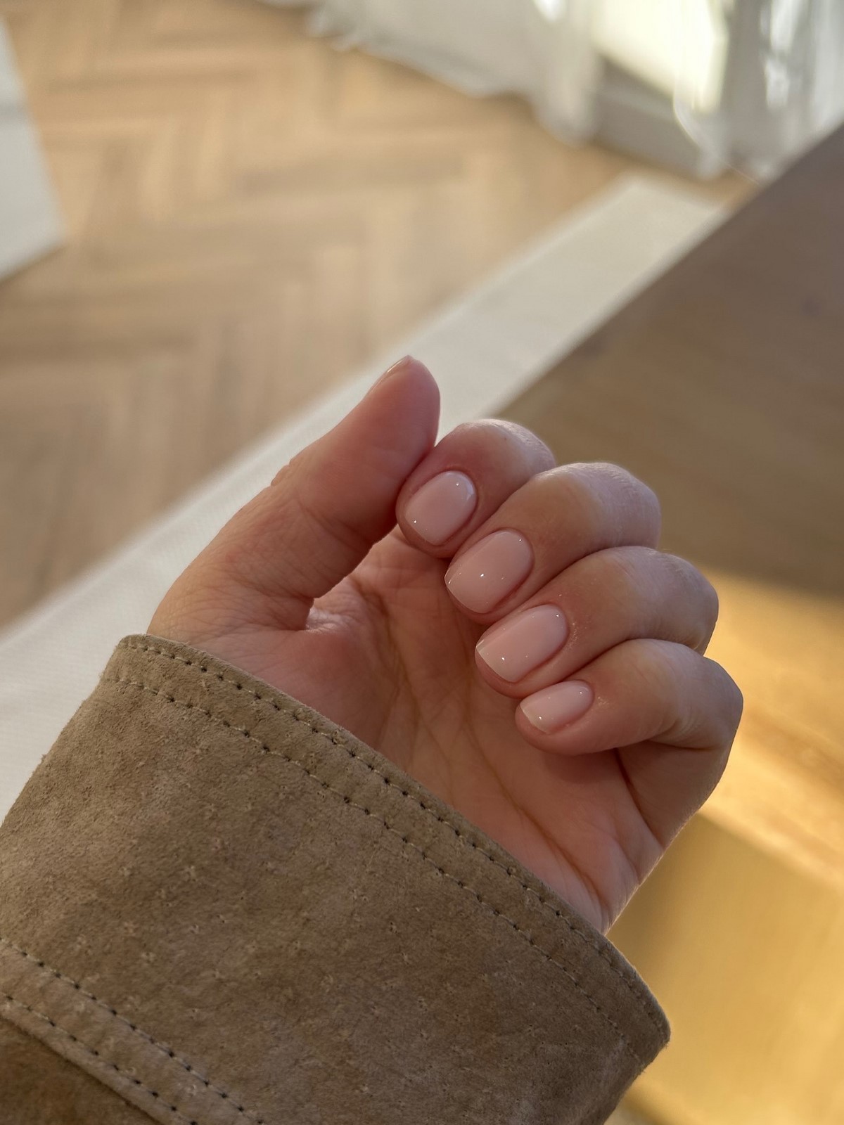 Аккуратный маникюр без дизайна: как выглядит сейчас