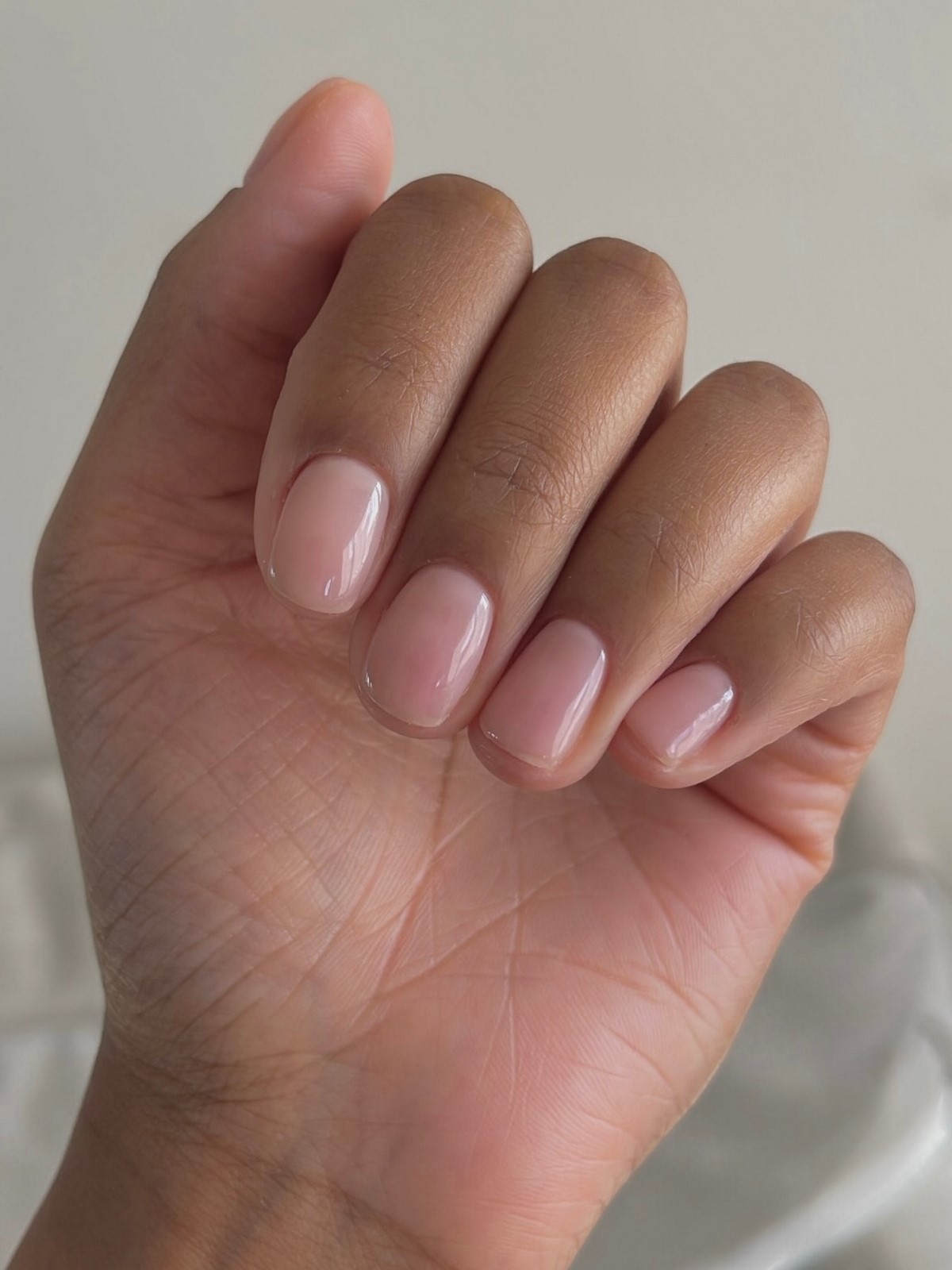 Аккуратный маникюр без дизайна: как выглядит сейчас