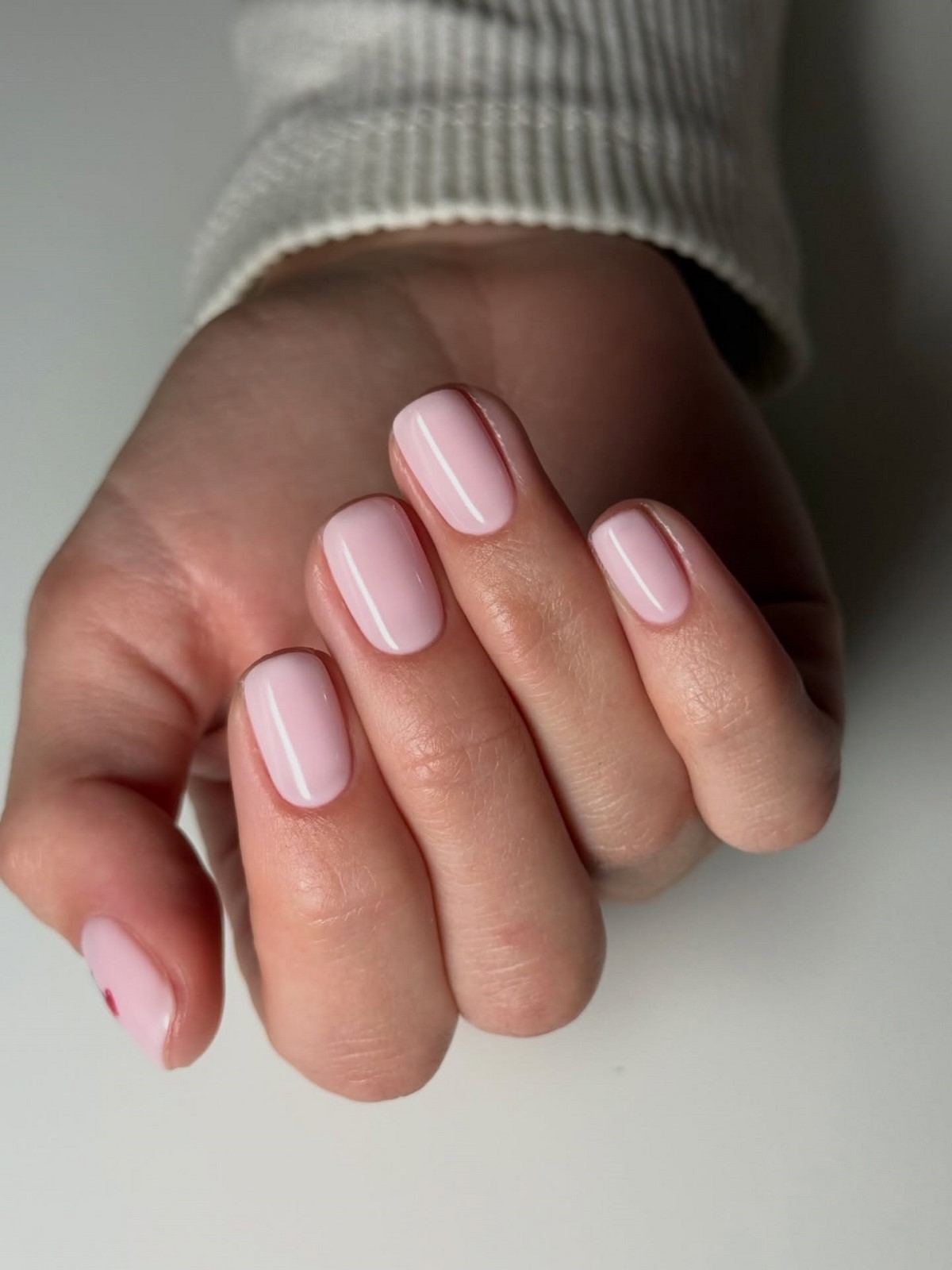 Аккуратный маникюр без дизайна: как выглядит сейчас