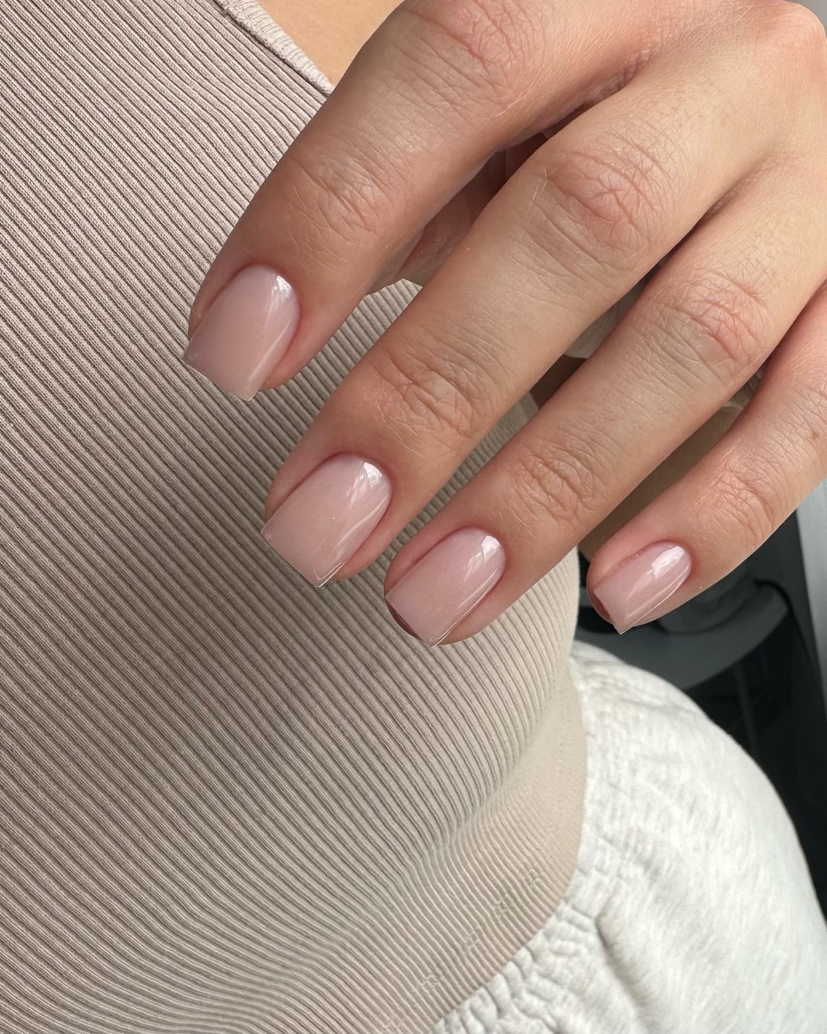 Аккуратный маникюр без дизайна: как выглядит сейчас