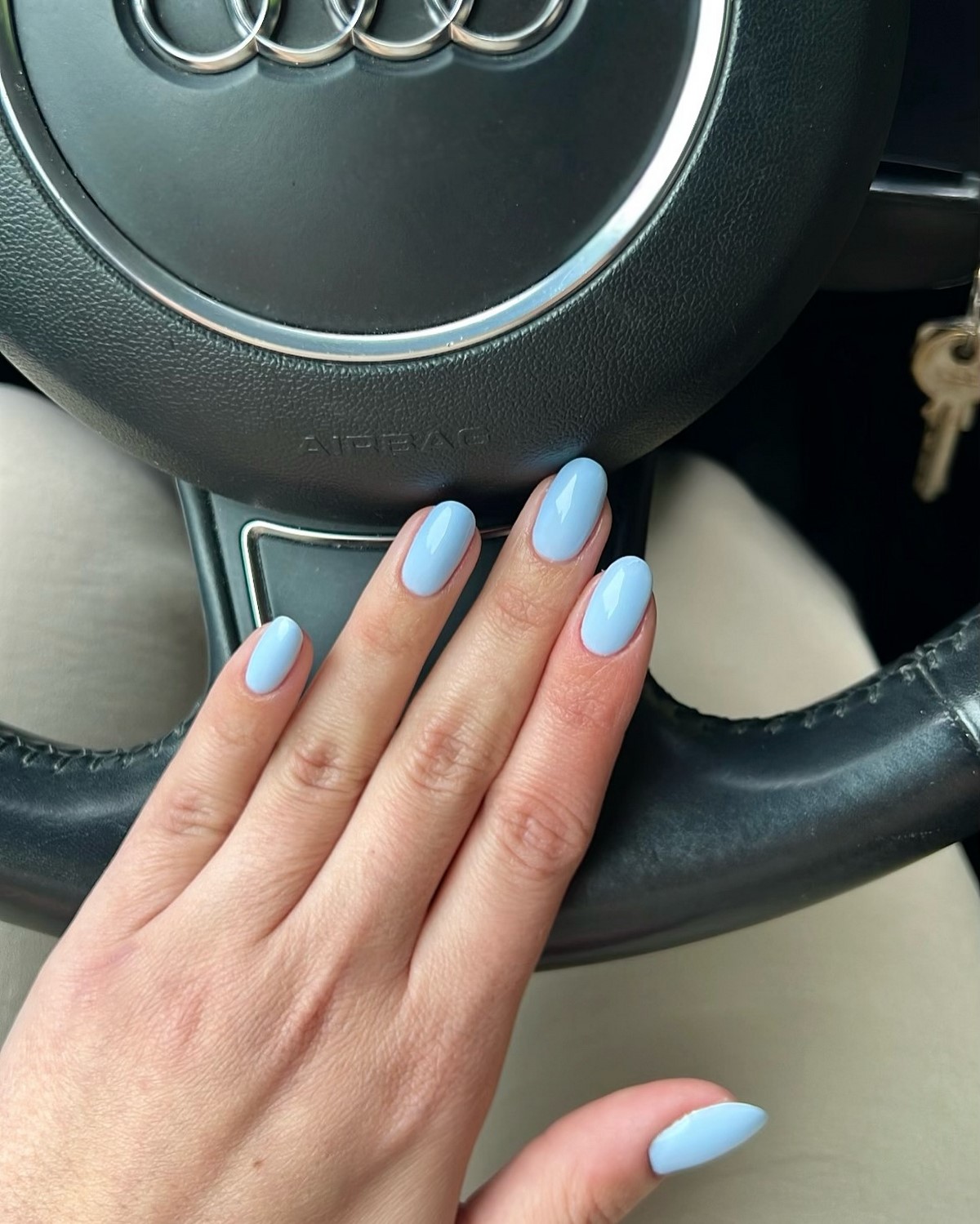 Аккуратный маникюр без дизайна: как выглядит сейчас