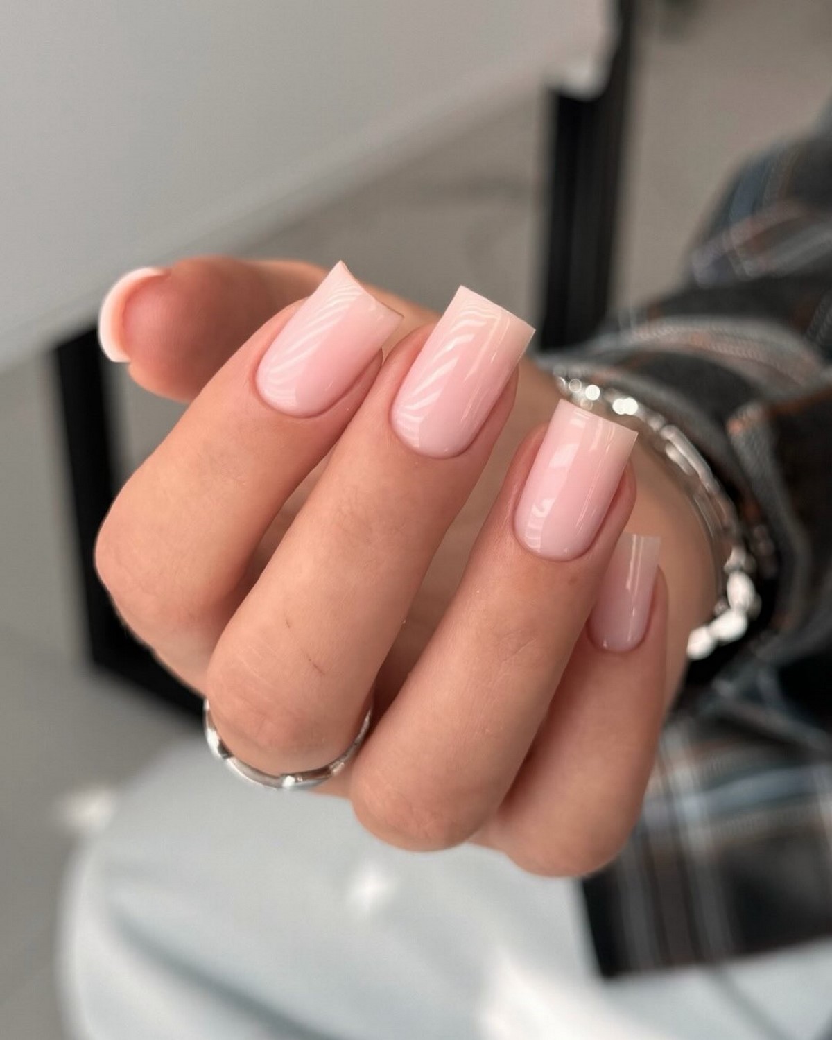 Аккуратный маникюр без дизайна: как выглядит сейчас