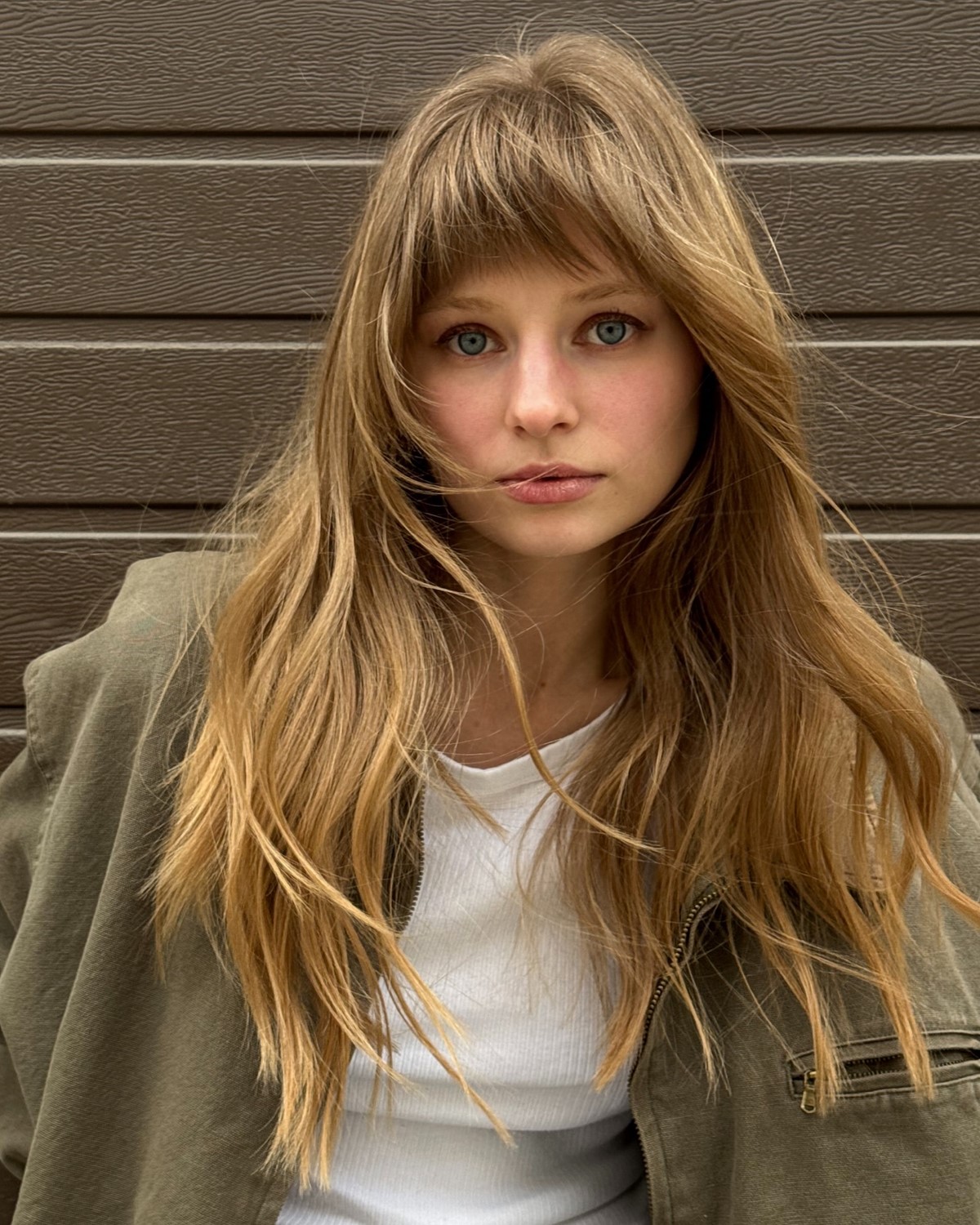 Что в прическе делает образ неухоженным