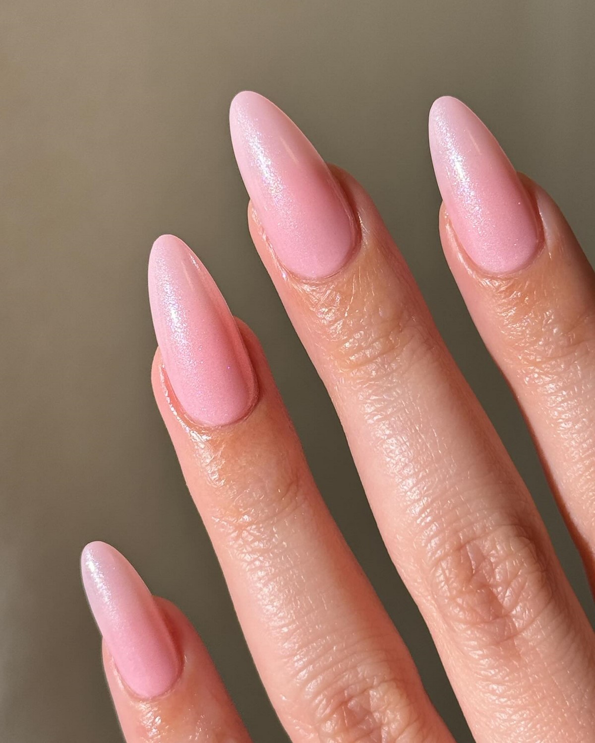 Этот эффект в маникюре делает руки ухоженными — но его почти не видно