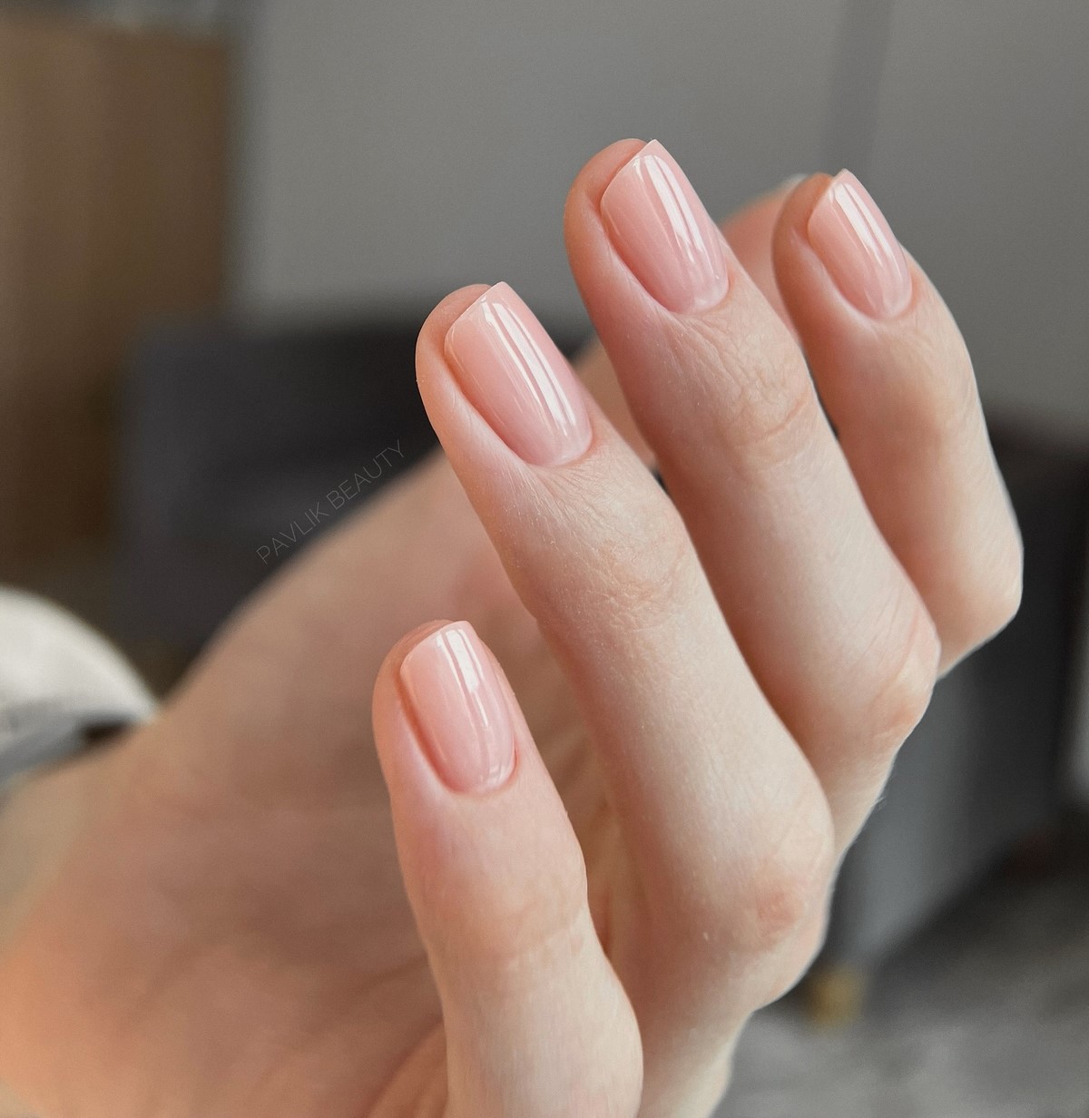 Этот эффект в маникюре делает руки ухоженными — но его почти не видно