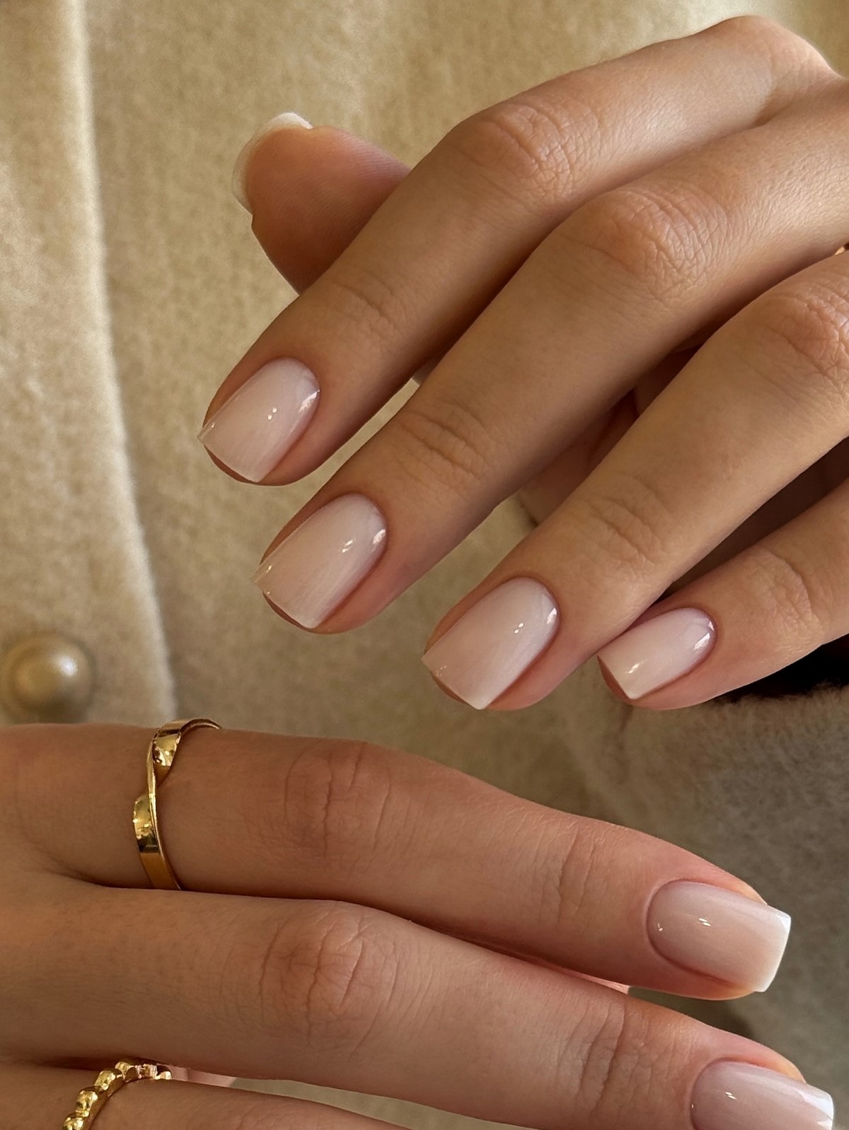 Этот эффект в маникюре делает руки ухоженными — но его почти не видно