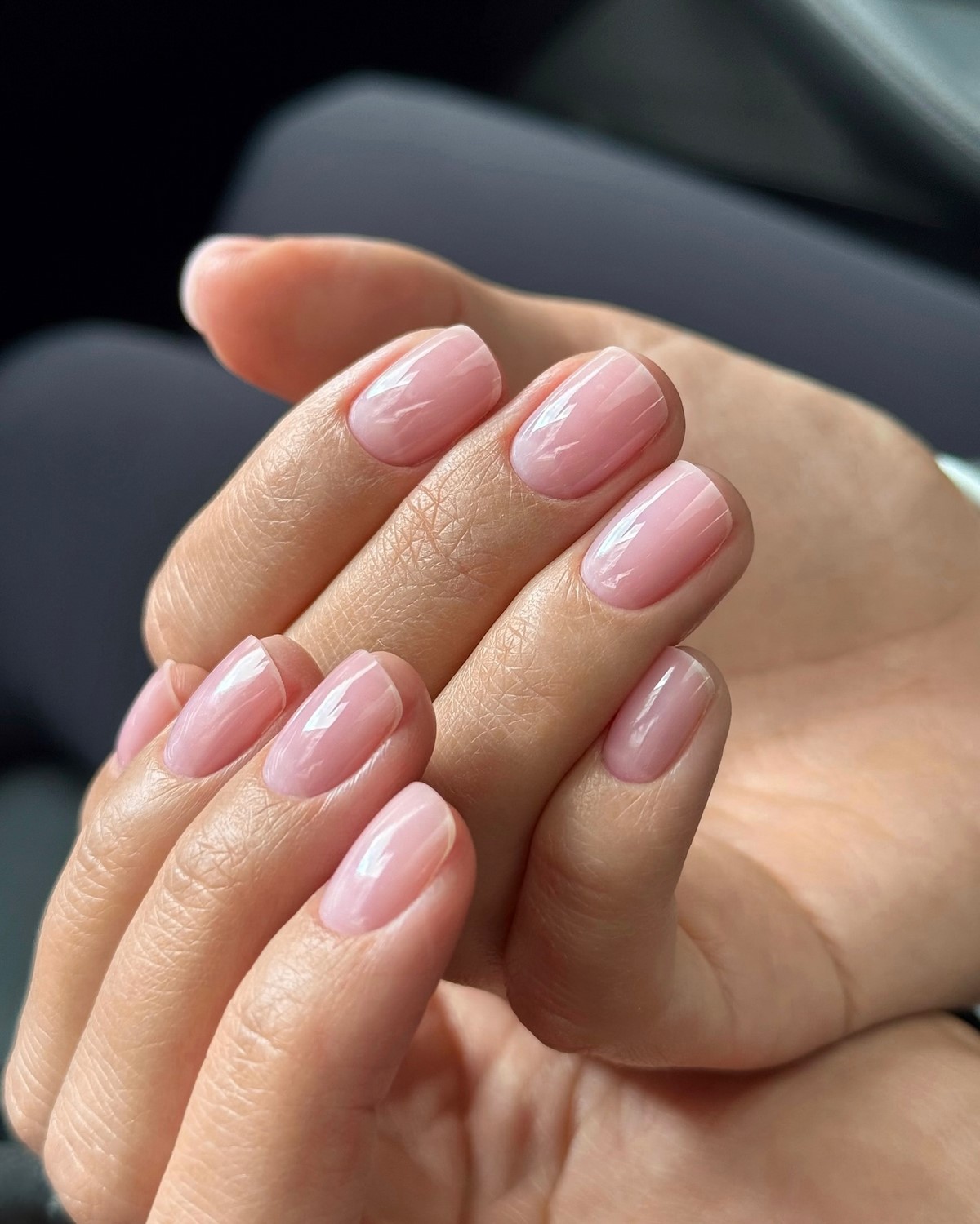 Этот эффект в маникюре делает руки ухоженными — но его почти не видно