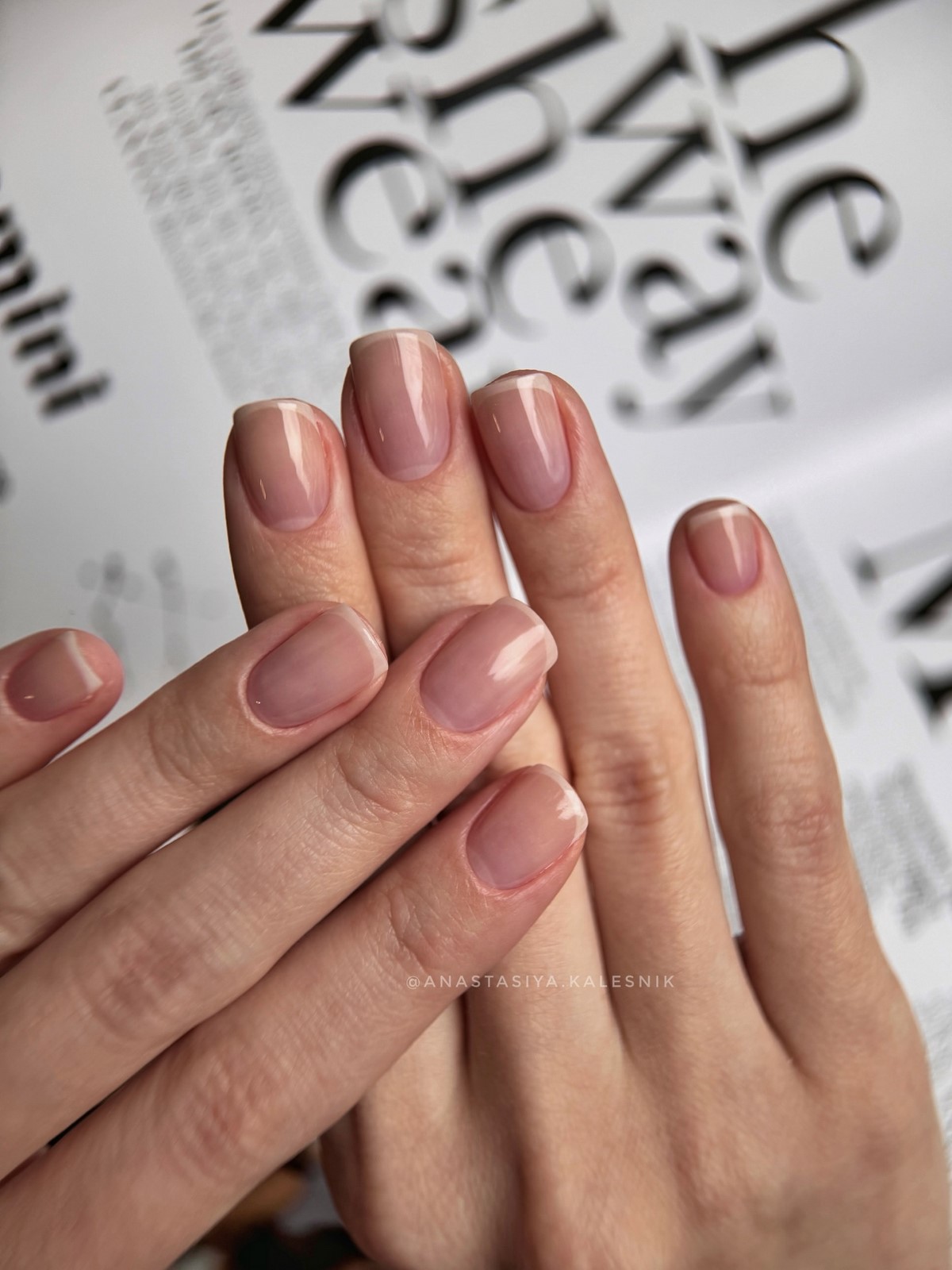 Этот эффект в маникюре делает руки ухоженными — но его почти не видно