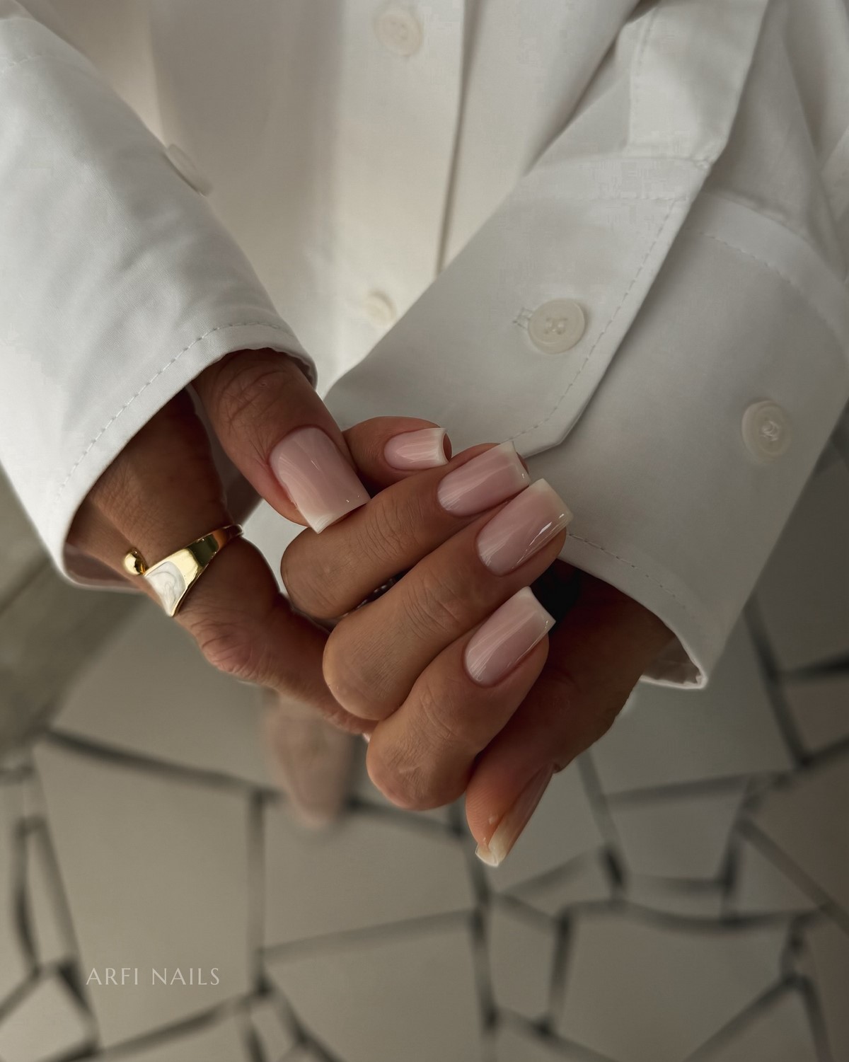 Этот эффект в маникюре делает руки ухоженными — но его почти не видно